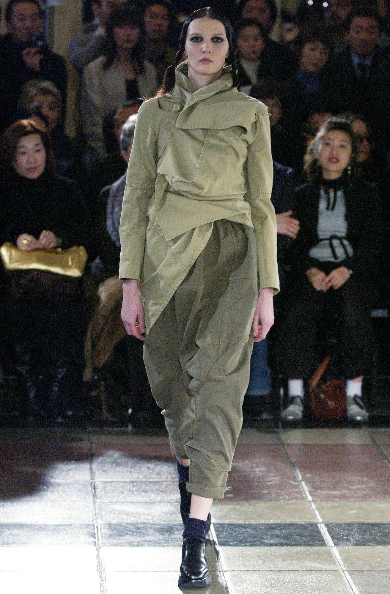 MARQUE : COMME DES GARÇONS

CONCEPTEUR : REI KAWAKUBO

ANNÉE/DÉCENNIE : AUTOMNE/HIVER 2003

TAILLE : S CONVIENT DE XS À S

MADE IN : JAPAN

COMPOSITION : 100% LAINE

ÉTAT : EXCELLENT

NOTE : /

Le mannequin est une taille S.