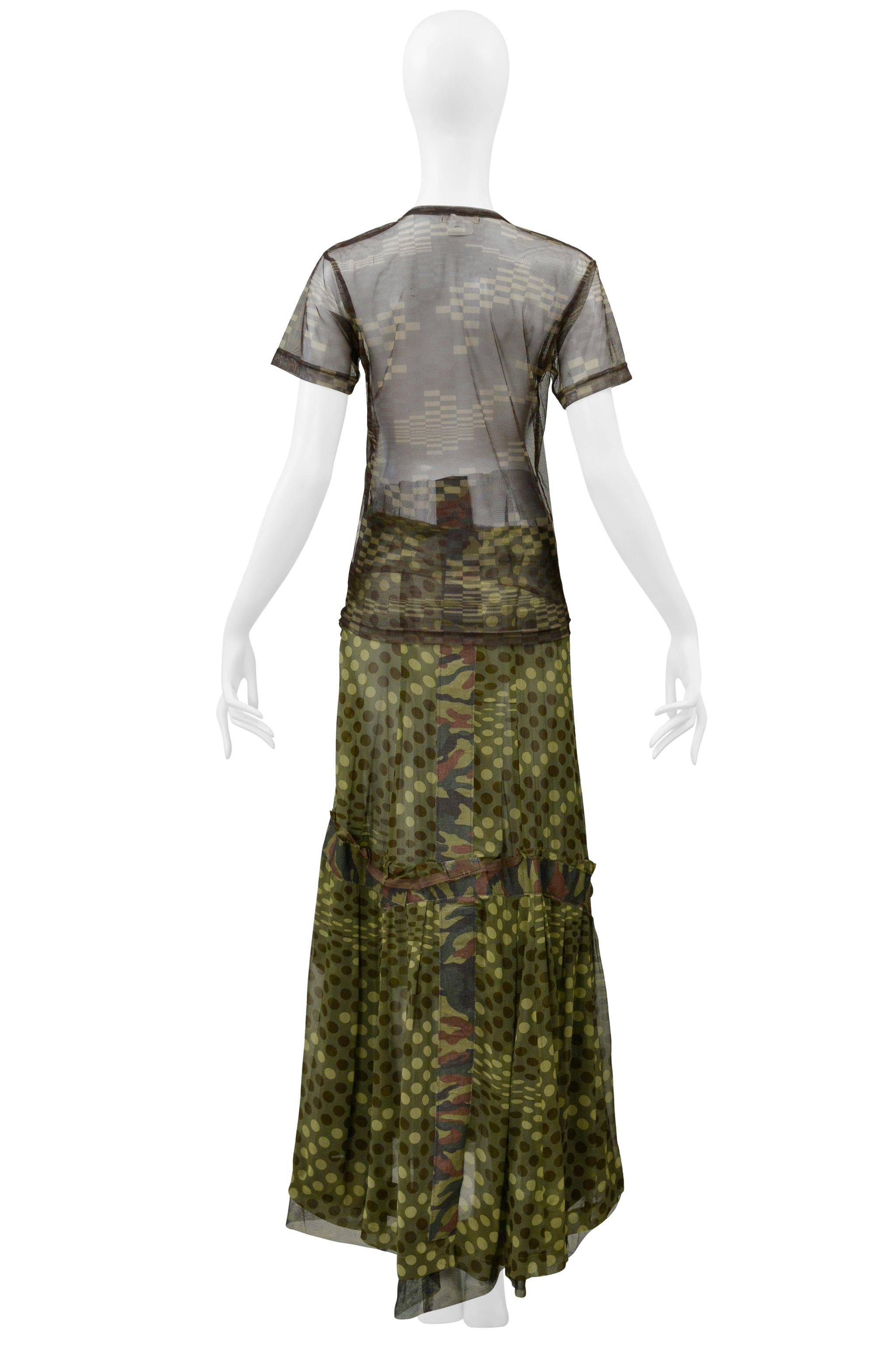 Resurrection Vintage è lieta di offrire una gonna vintage a pois verde camouflage e un top in rete di Comme des Garçons della collezione 2001. L'ensemble è caratterizzato da strisce mimetiche applicate su tutta la gonna, orlo fluido, top e gonna