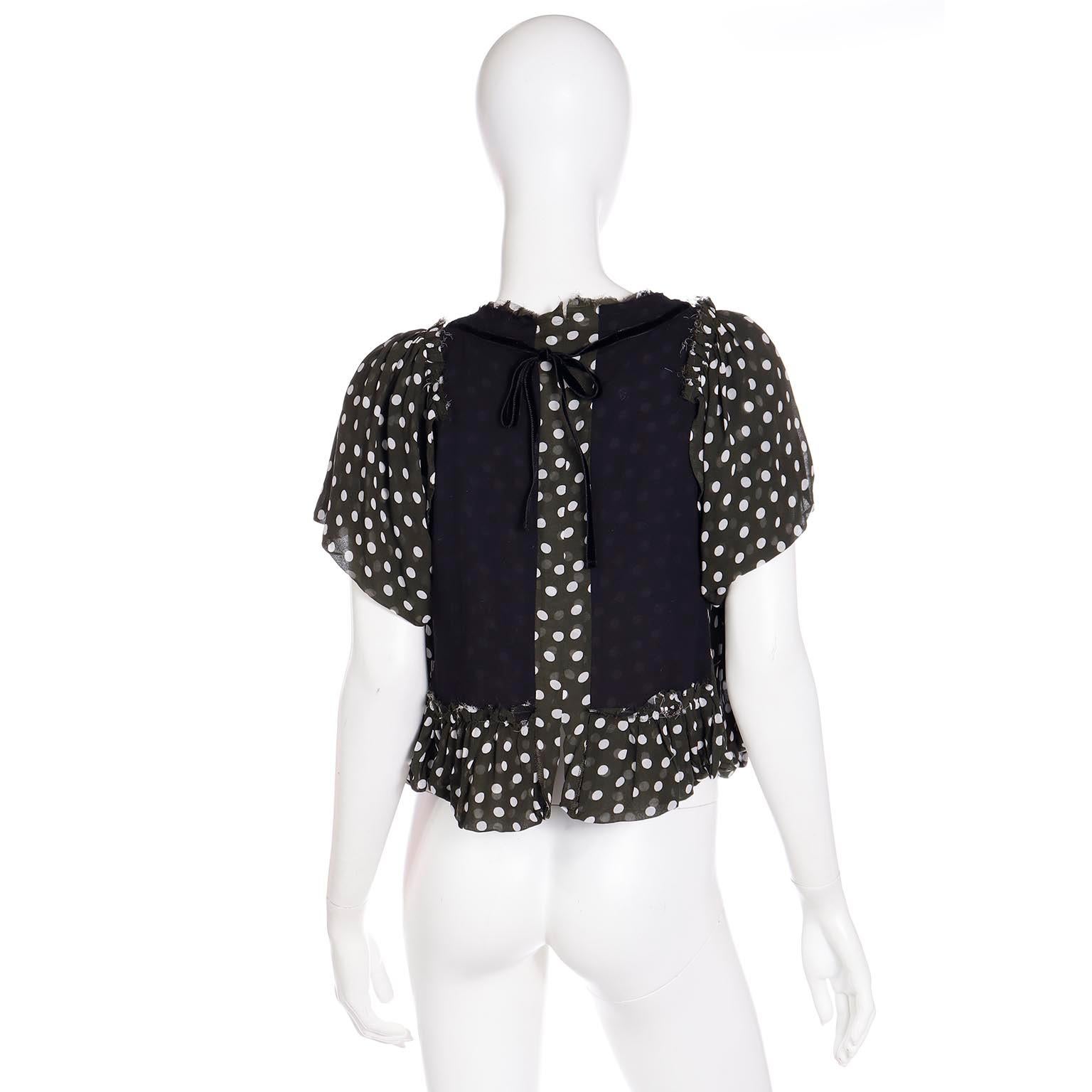 Comme des Garcons Green Polka Dot Silk Chiffon Cropped Blouse Top w Black Trim In Excellent Condition For Sale In Portland, OR