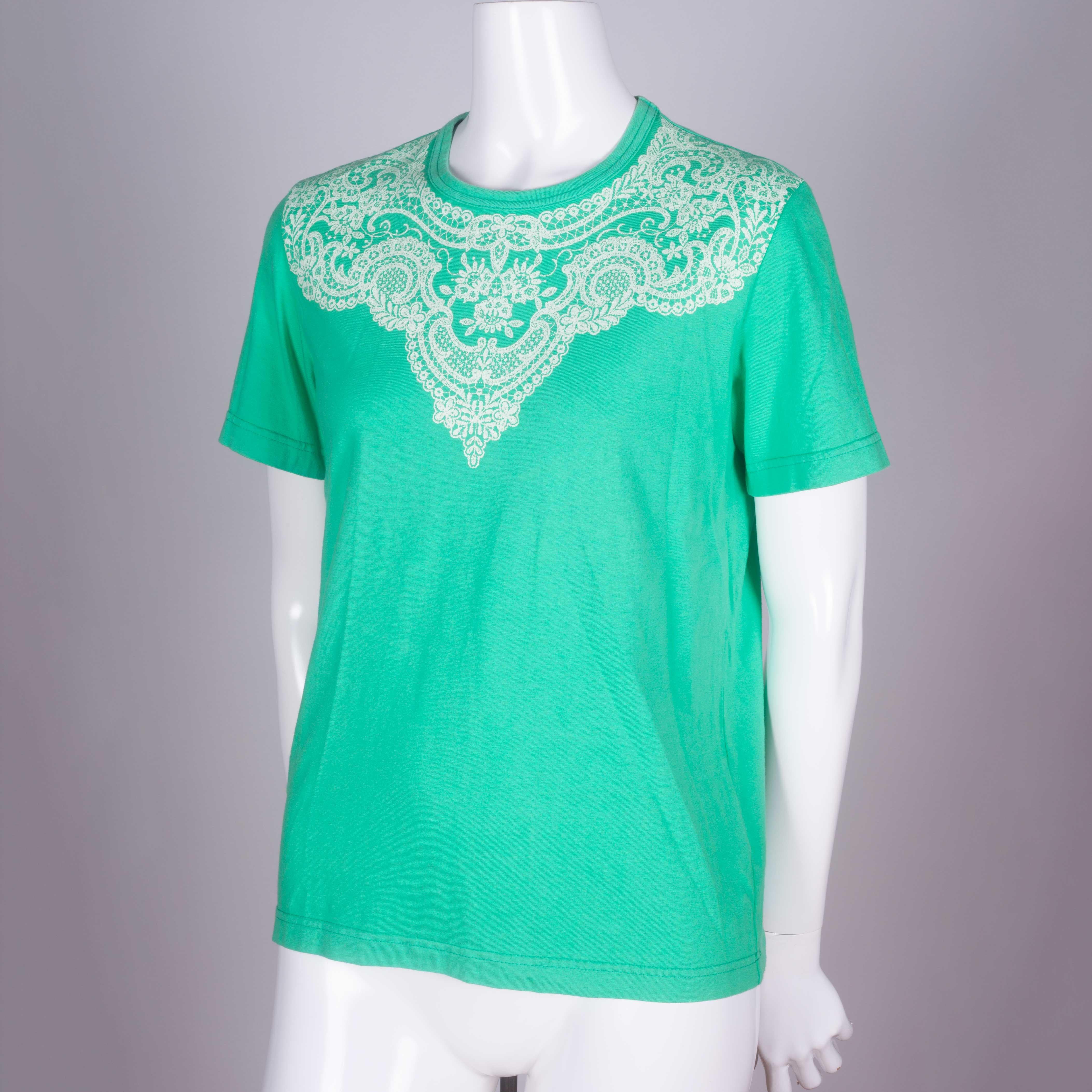 Comme des Garçons 2006 purple short sleeve t-shirt from Japan with lace motif around collar. Dainty lace screen print adds a soft organic embellishment to this casual, everyday tee in vibrant green eau de nil color. 

YEAR: 2006
MARKED SIZE: No size