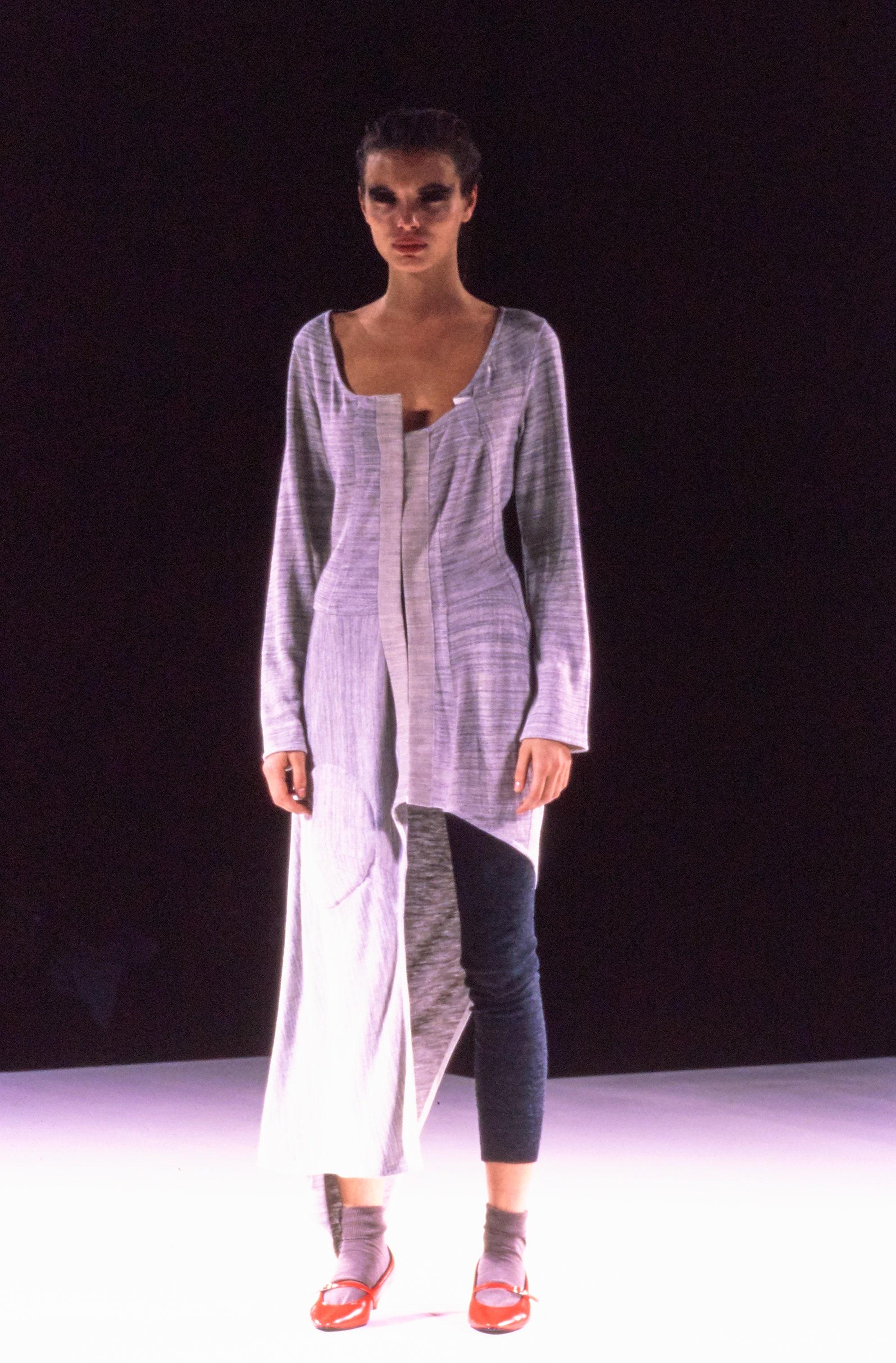 Comme des Garçons dekonstruiertes Pulloverkleid aus grauem Jersey mit Haken- und Ösenverschlüssen und verschieden geformten Einsätzen 

Herbst-Winter 1998