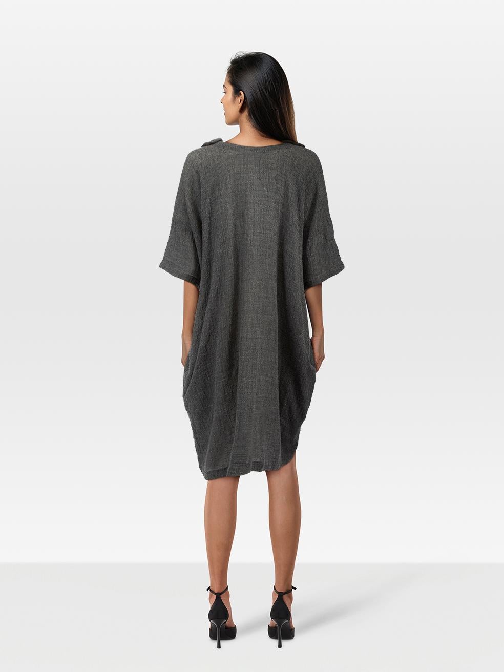 L'ÉTAT est très bon. L'usure de la robe est minime. Une usure minimale de la robe est observée avec quelques empilements sur cet article de revente de marque Comme Des Garcons.
 

 

 

 Détails
 

 

 Gris
 

 Laine
 

 Robe en tricot
 

 Longueur