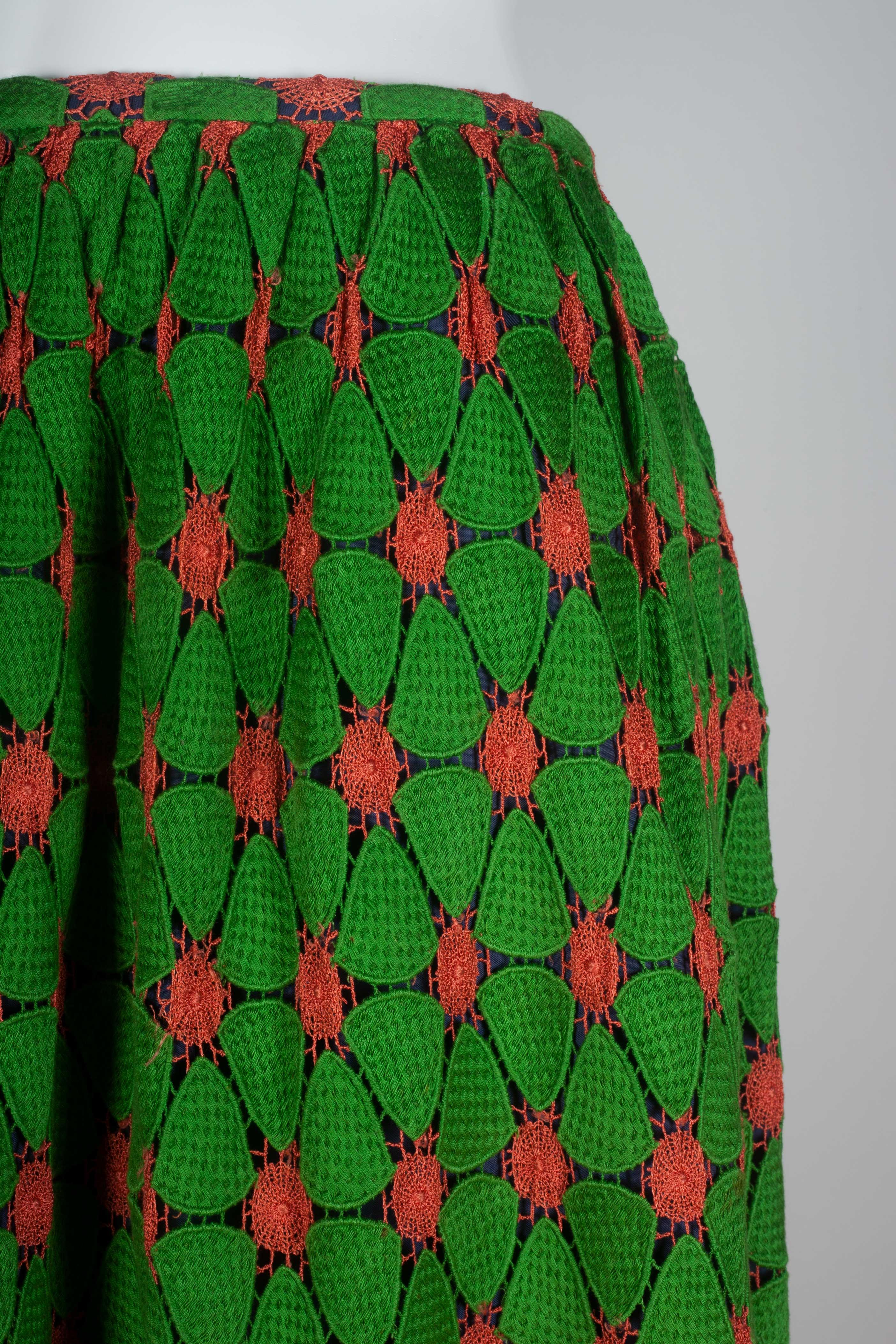 Comme des Garçons Robe de Chambre guipure lace skirt from Japan. Bright coral orange and green surface with green cupra lining. 

YEAR: 2000
MARKED SIZE: L
US WOMEN'S: S/M
US MEN'S: S
FIT: Regular
HIPS: 19