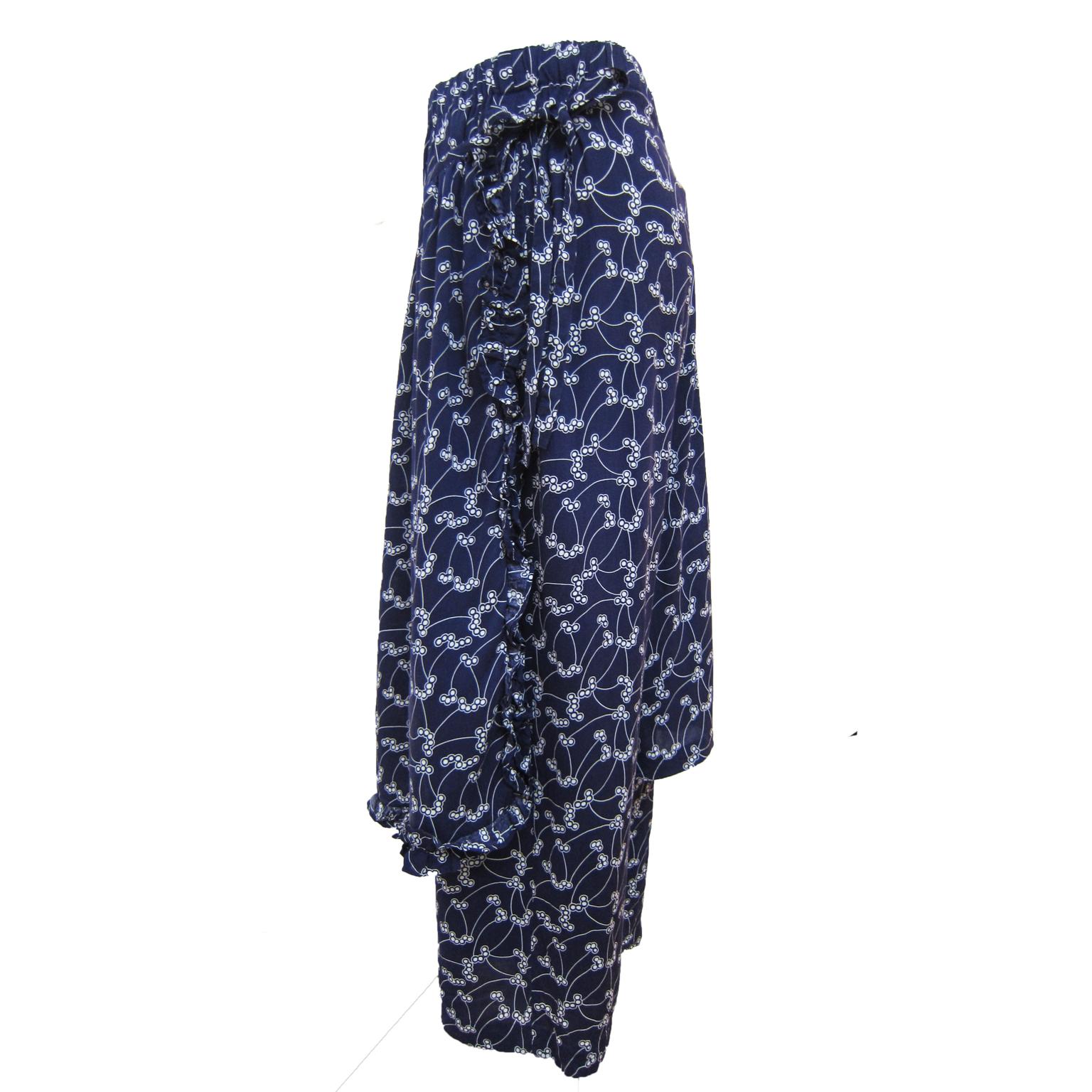 Comme des Garcons robe de chambre line trouser from AD 2001.
Elastic waist, half wrap apron like detail with ruffle - very interesting pattern cut of how the garment fall on body.
Size : M
