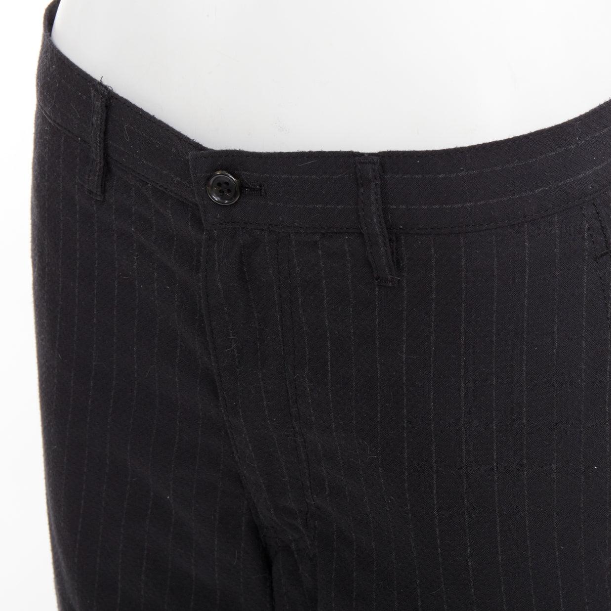 COMME DES GARCONS Homme Deux pantalon court à pinces en laine noire S
Référence : PRWU/A00202
Marque : Comme Des Garcons
Collectional : Homme Deux
Matière : Polyester, laine
Couleur : Noir
Motif : à rayures
Fermeture : braguette à glissière
Détails