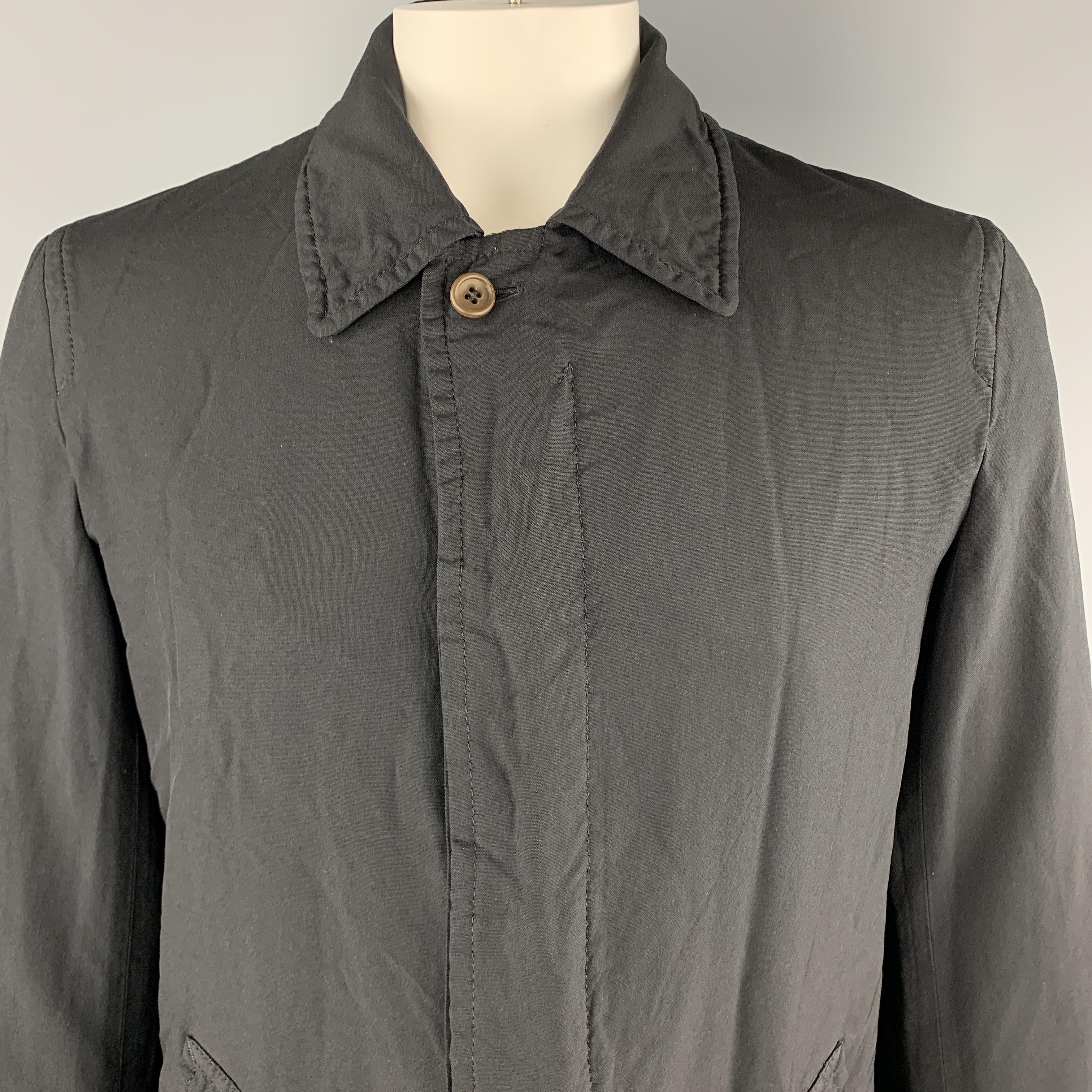 COMME des GARCONS HOMME DEUX car coat comes in black wrinkle textured twill with a pointed collar, hidden placket button front, slanted pockets, and button tab cuffs. Made in Japan.

Excellent Pre-Owned Condition.
Marked: XL  AD
