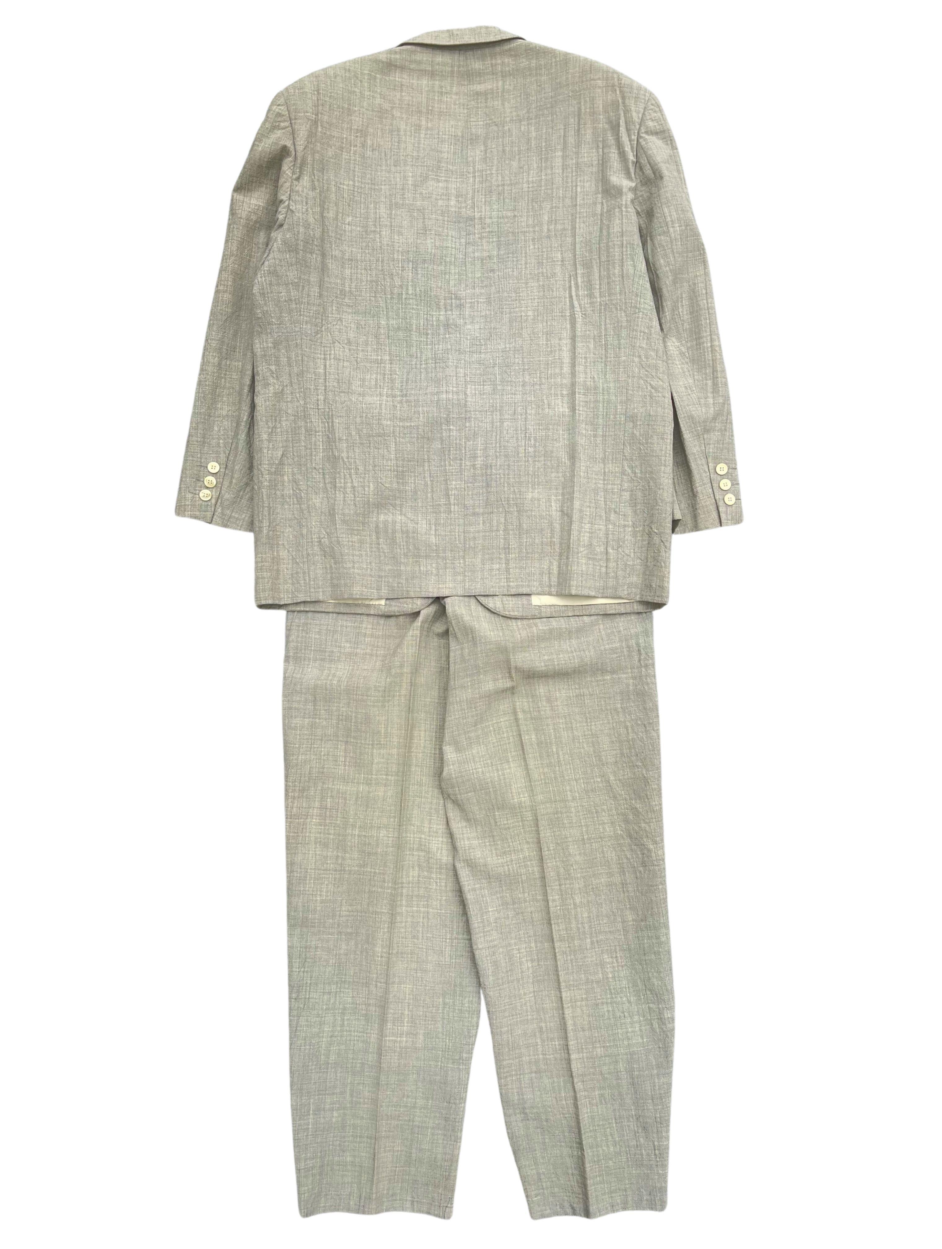 Rare COMME des GARCONS HOMME set-up comes in a gray khaki, iconic boxy silhouette often featured on many CDG suits in the 1990's. A collectors item. Made in Japan.

Size: Medium, fits relaxed - light boxy

Condition: Some minor signs of usage.

