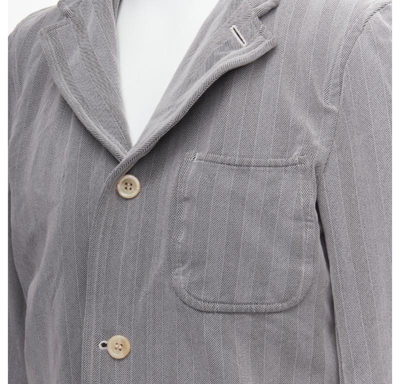 COMME DES GARCONS HOMME PLUS 1999 grey crinkle effect 3 pocket blazer M
Reference: PRWU/A00034
Brand: Comme Des Garcons
Collection: HOMME PLUS 1999
Material: Polyester
Color: Grey
Pattern: Chevron
Closure: Button
Made in: