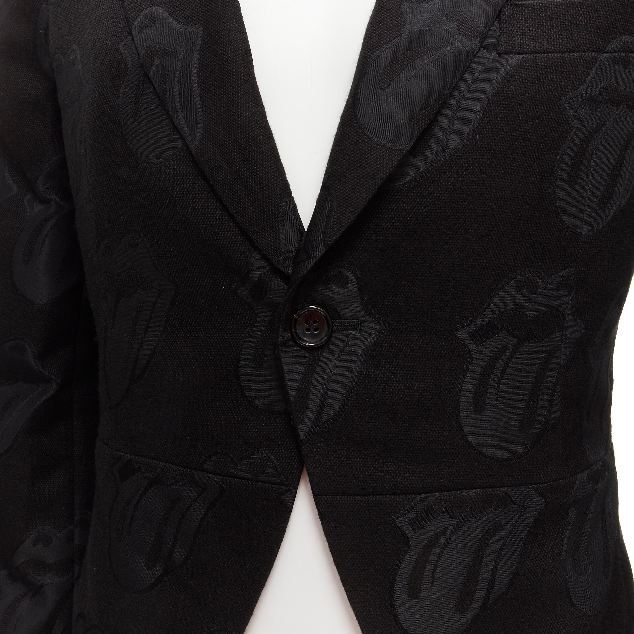COMME DES GARCONS HOMME PLUS 2005 Rolling Stone jacquard black tailcoat blazer M
Reference: BMPA/A00255
Brand: Comme Des Garcons
Designer: Rei Kawakubo
Collection: Homme Plus 2015 - Runway
Material: Cotton
Color: Black
Pattern: Abstract
Closure: