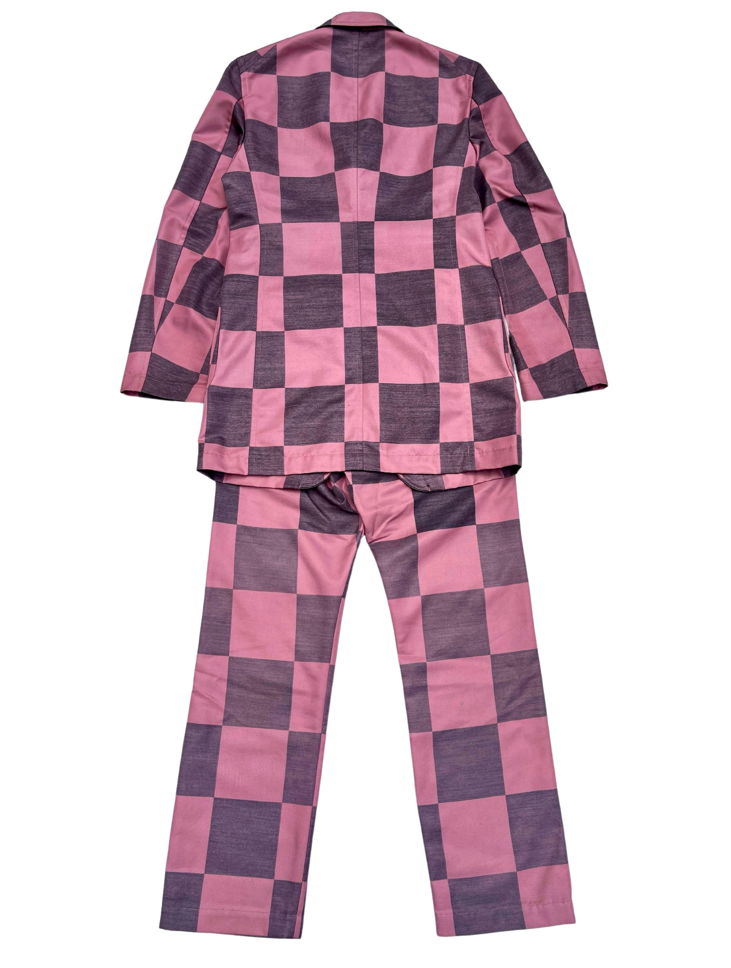 Traje vintage a cuadros COMME des GARCONS HOMME PLUS en lana texturizada de color negro y rosa, con solapa de muesca, delantero de un solo pecho con tres botones y atrevido forro a cuadros. Los pantalones llevaban dibujos a juego. Una pieza de