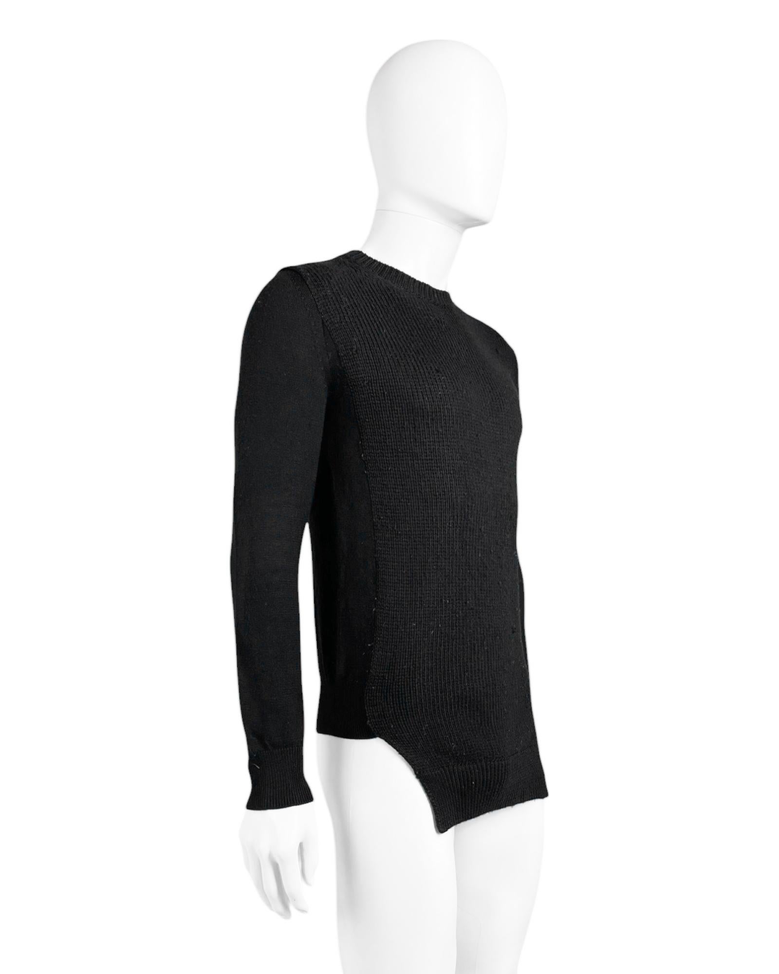 - Dessiné par Rei Kawakubo
- Automne Hiver 2013
- Ligne Homme Plus
- Black Wool Inverted Frac Sweater
- Encolure ronde
- Motif à carreaux en tricot
- Conception d'un Frac inversé
- Coupe étroite
- Bon état : juste un petit trou au dos
- Fabriqué au