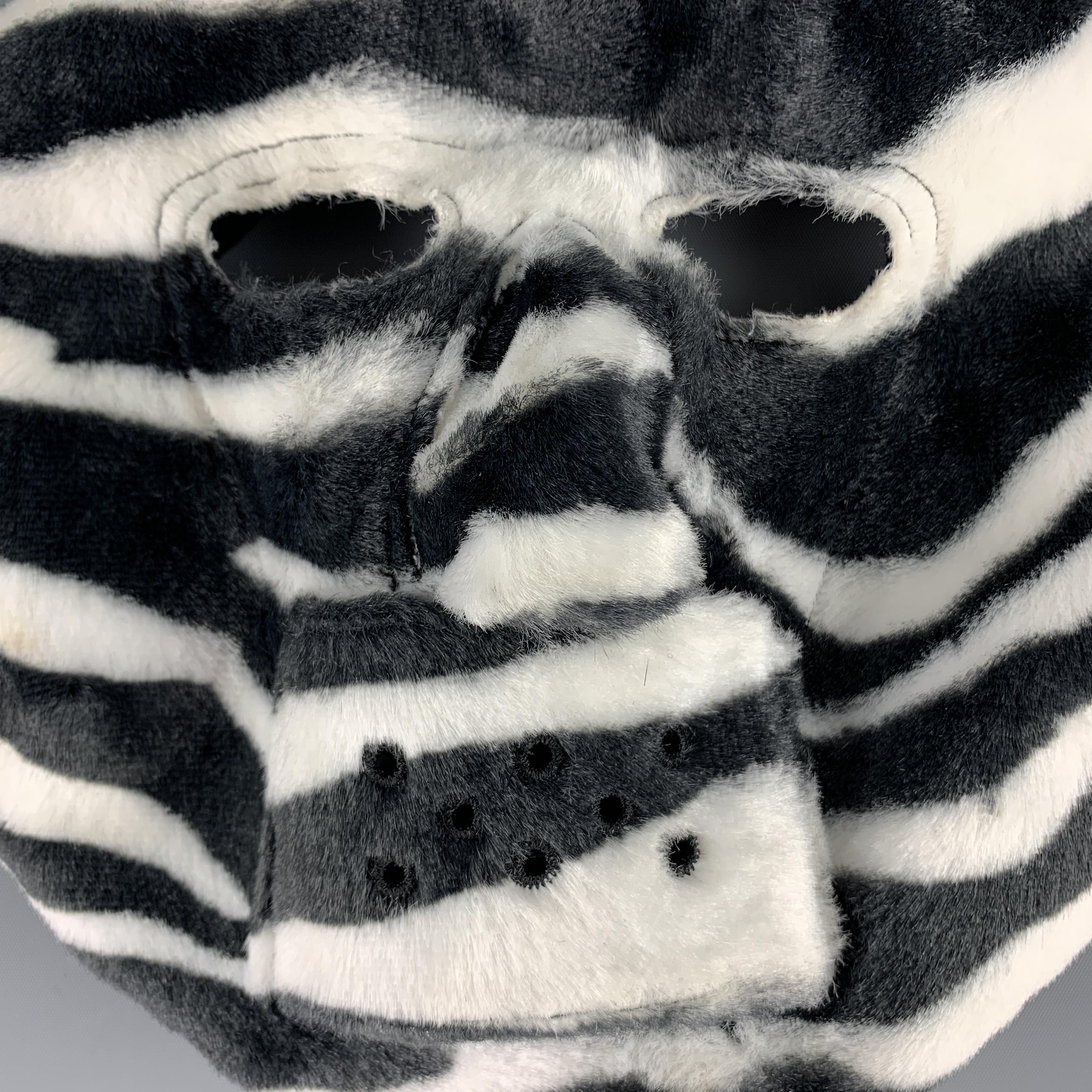 COMME des GARCONS HOMME PLUS F/W 2015 Zebra Black & White Rayon Mask In Excellent Condition In San Francisco, CA