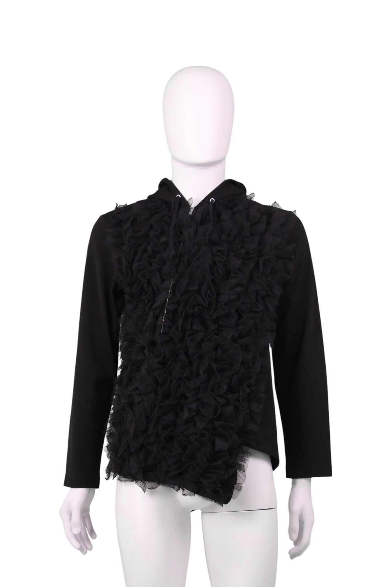 - Dessiné par Rei Kawakubo
- Automne Hiver 2022
- Sweat à capuche noir avec tulle
- Collection Homme Plus
- Application frontale de tulle
- Ourlet asymétrique des deux côtés
- Modèle à capuche
- Fermeture frontale zippée asymétrique
- Très bon