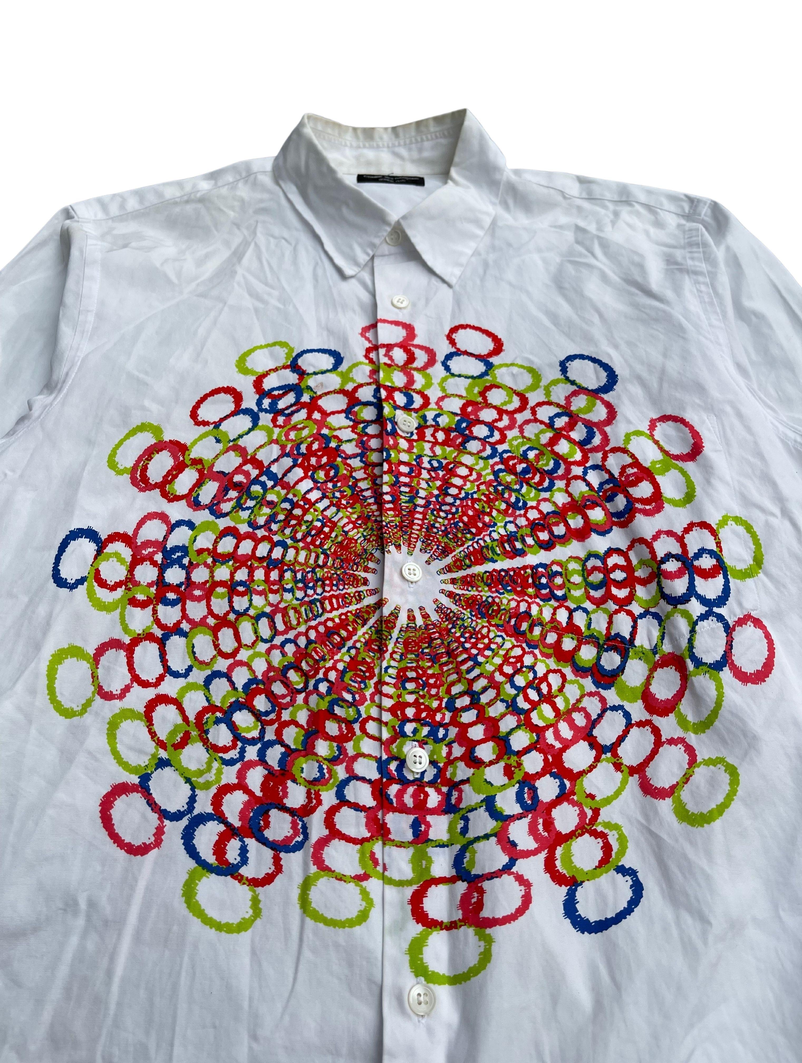 L'uso di sostanze psichedeliche è un tema sempre attuale nell'arte e la moda non fa eccezione. Questa camicia era dedicata alla psichedelia e faceva parte della collezione A/W2001: Looking at a different world.

Taglia riportata sull'etichetta: Non