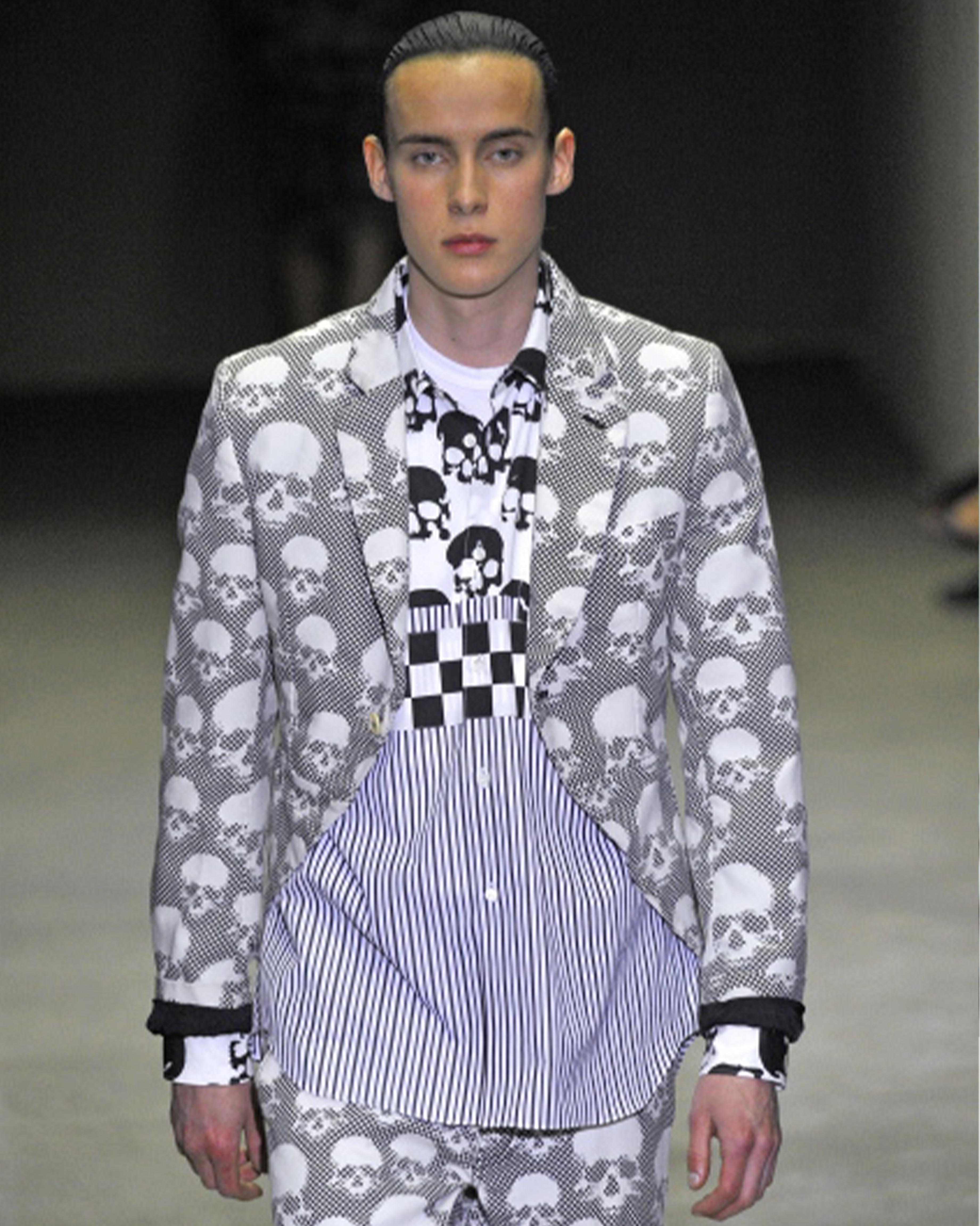 - Diseñado por Rei Kawakubo
- Primavera Verano 2011
- Pieza de pasarela
- Camisa Skull Checkered
- Patrón de calavera y cuadros
- Rayas azul claro
- Cierre con botones
- Excelente estado
- Fabricado en Japón
- Materiales: Algodón
- Talla: