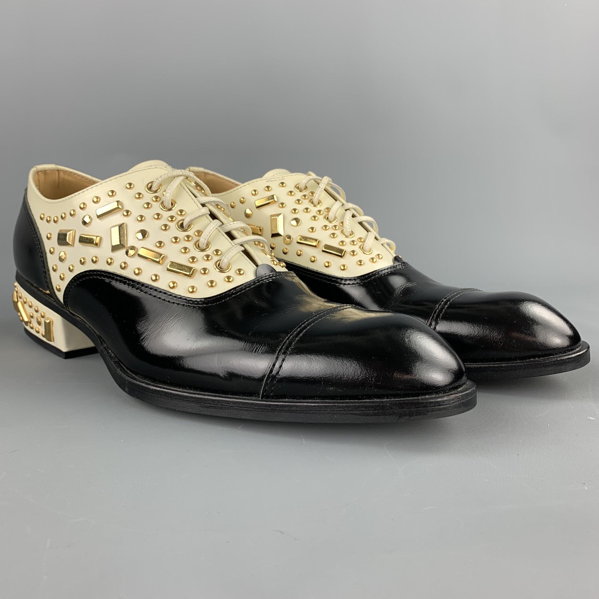 COMME des GARCONS lace up shoes comes in a black & cream leather with a studded design featuring a cap toe and a wooden sole. Made in Japan.

Very Good Pre-Owned Condition.
Marked: 28

Outsole:

12 in. x 4 in. 
