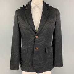 COMME des GARCONS HOMME PLUS - Manteau de sport à volants en polyester matelassé noir, taille L