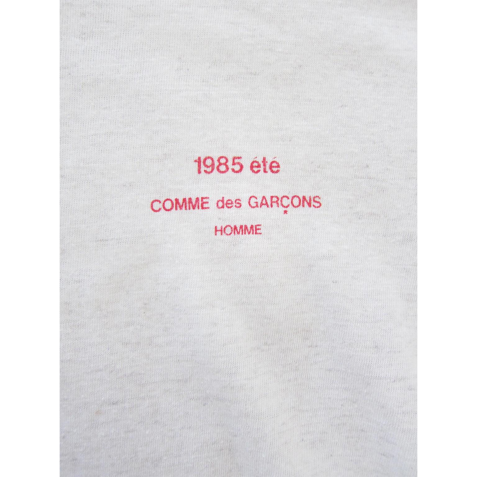 Comme des Garcons melange polo shirt from printemps ete 1985. 
Light white beige jersey, red print logo on chest. 
measurements ; 
Shoulder : 50
Back Length : 76
Underarm . 50