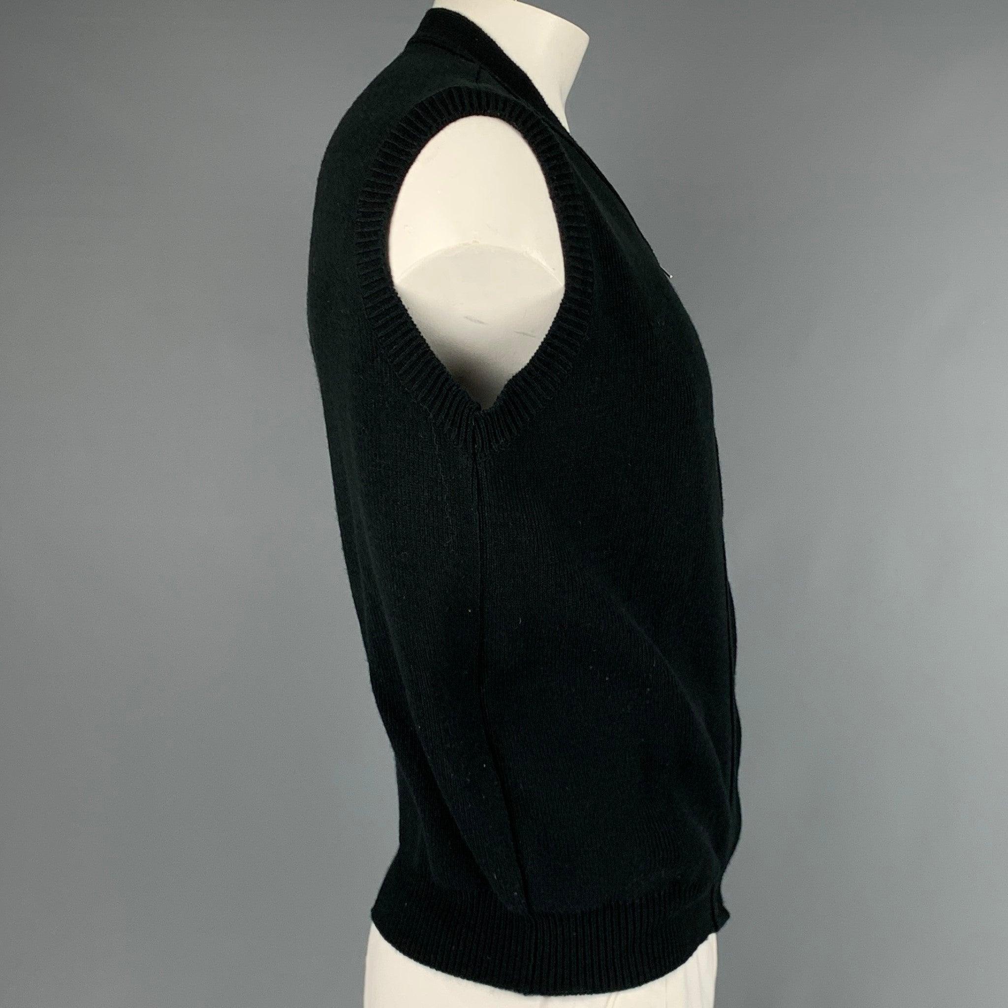 COMME des GARCONS HOMME vest
in a
black acrylic knit featuring V-neck and zip closure. Made in Scotland.Excellent Pre-Owned Condition. 

Marked:   L 

Measurements: 
 
Shoulder: 17 inches Chest: 43 inches Length: 24.5 inches 
  
  
 
Reference No.: