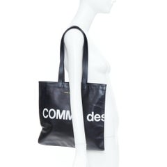 COMME DES GARCONS Shopper-Tasche aus schwarzem Kalbsleder mit großem Logo-Aufdruck