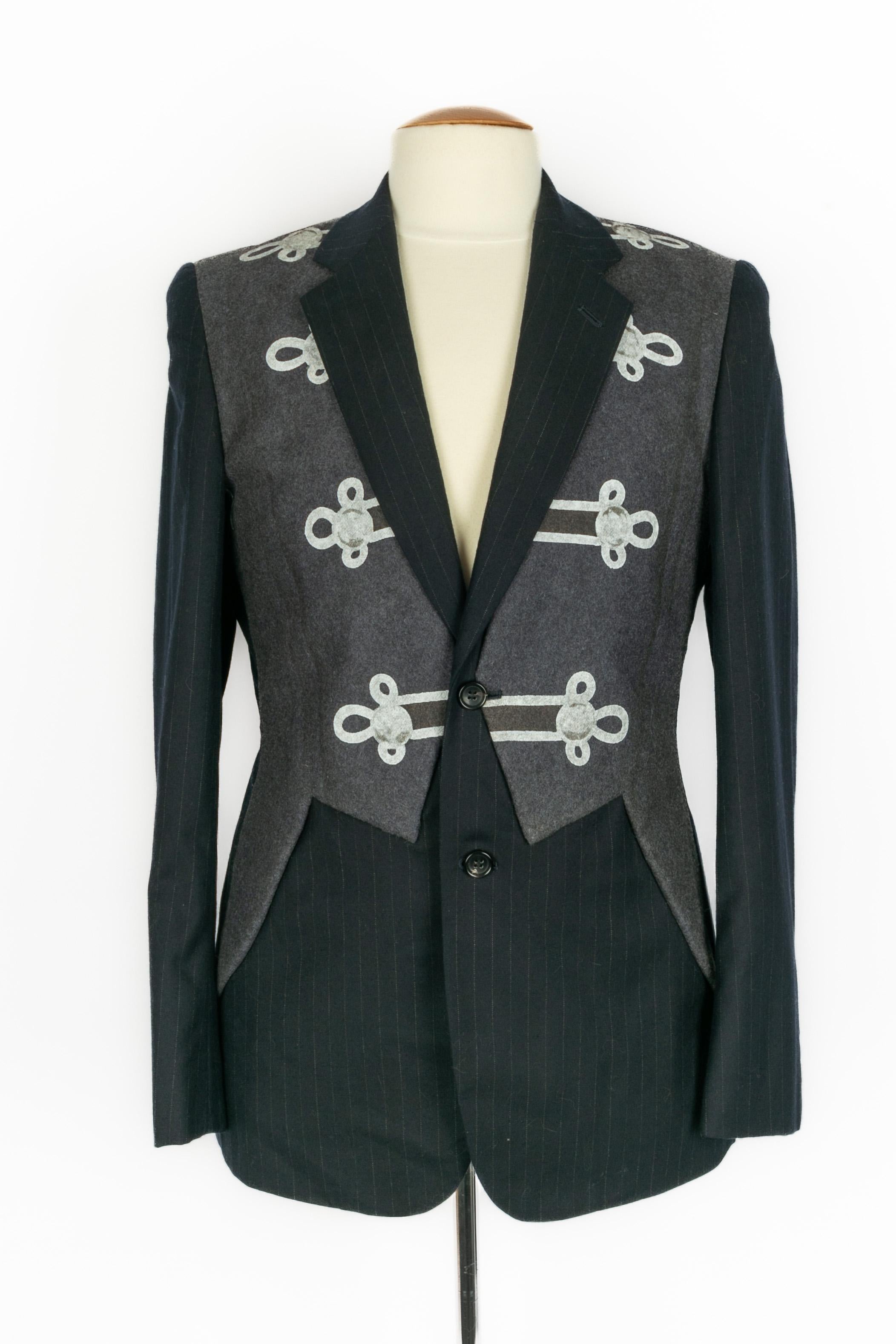 COMME DES GARÇONS - (Made in Japan) Striped gray blended wool men jacket. Size S indicated.

Condition:
Very good condition

Dimensions:
Shoulder width: 42 cm - Chest: 51 cm - Sleeve length: 65 cm - Length: 73 cm

SKU:HFV28