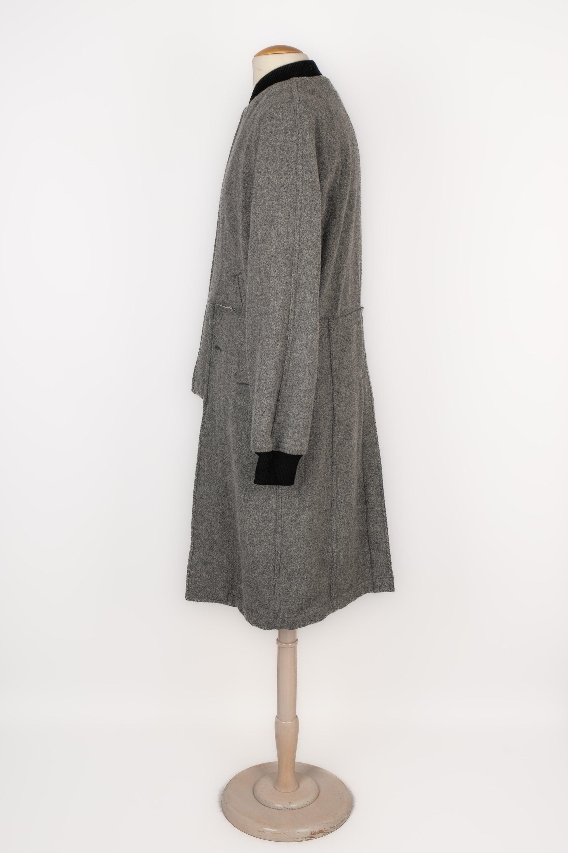 Comme des Garçons - (Made in Japan) Cappotto lungo di lana grigio. Manca l'etichetta della taglia.

Informazioni aggiuntive:
Condizioni: Ottime condizioni
Dimensioni: Larghezza spalle: 44 cm - Lunghezza maniche: 68 cm - Lunghezza: 114