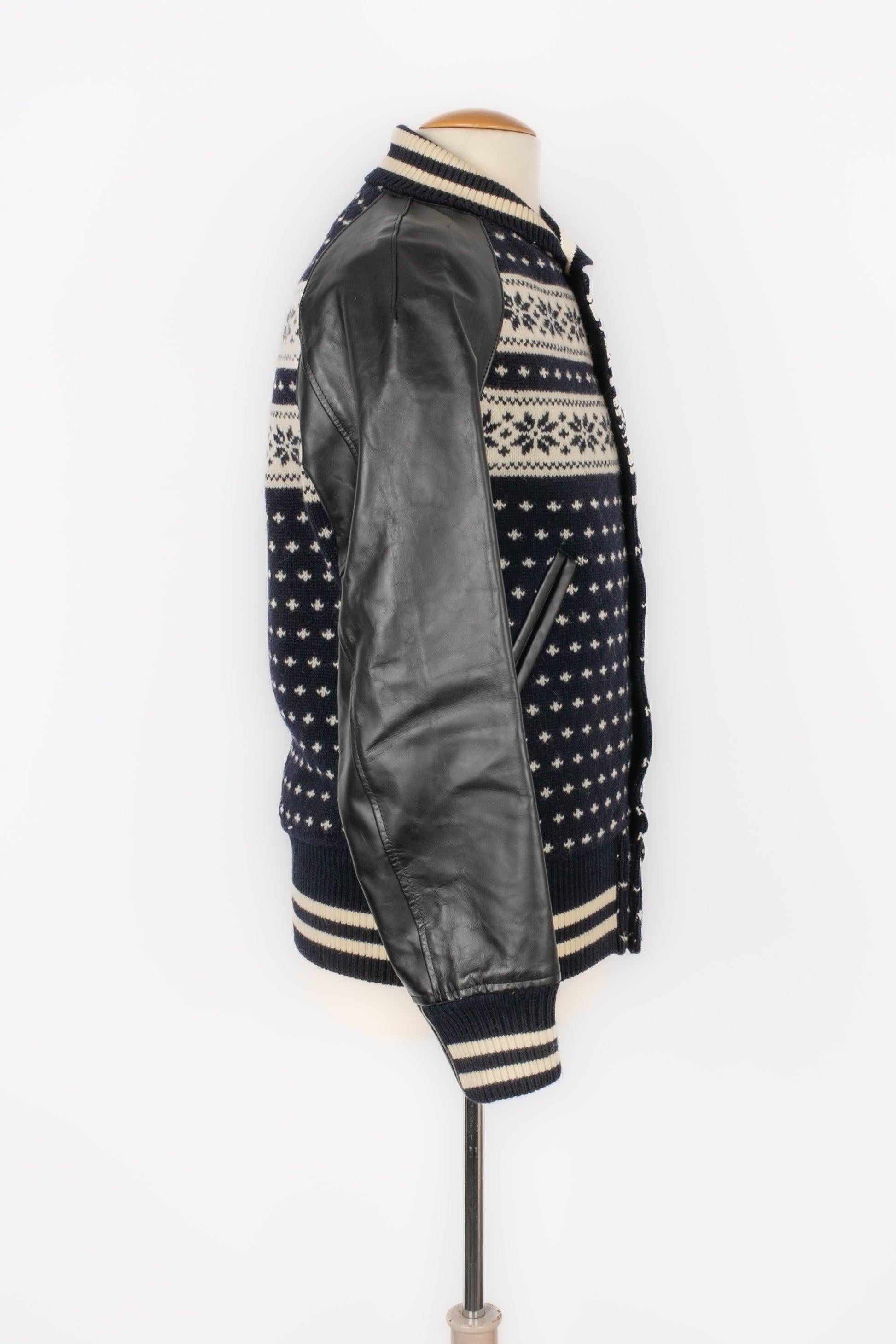 Comme des Garçons - (Made in Japan) Veste en laine à motifs blancs sur fond bleu marine, et manches en peau de vache. Taille M indiquée.

Informations complémentaires :
Condit : Très bon état.
Dimensions : Largeur des épaules : 40 cm - Poitrine : 50