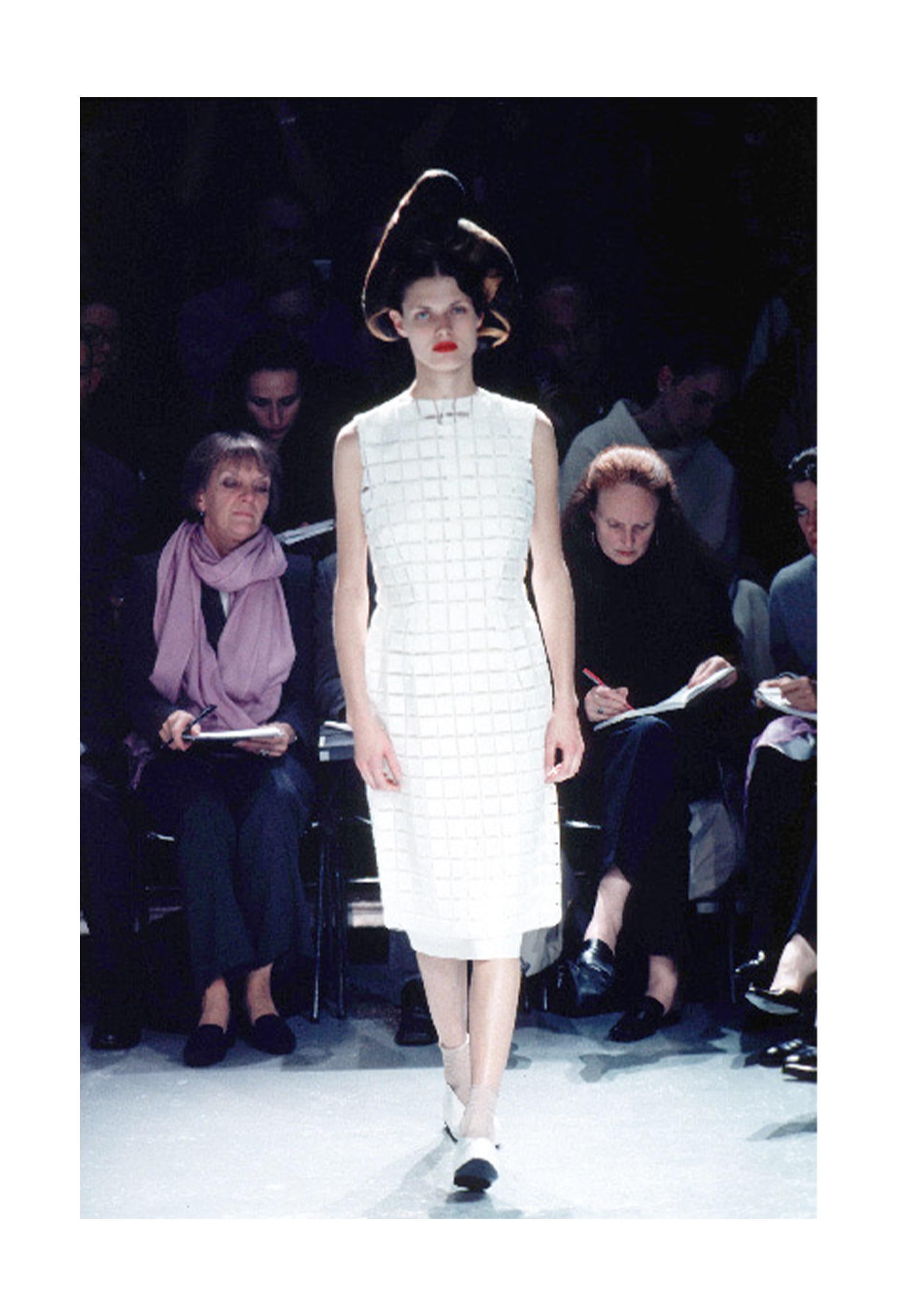 Resurrection Vintage freut sich, ein Vintage Comme des Garçons navy lace anglaise overlay shift dress aus der Collection 1999 anbieten zu können. Das Kleid hat einen hohen Ausschnitt, ist ärmellos, hat ein tailliertes Oberteil, einen ausgestellten