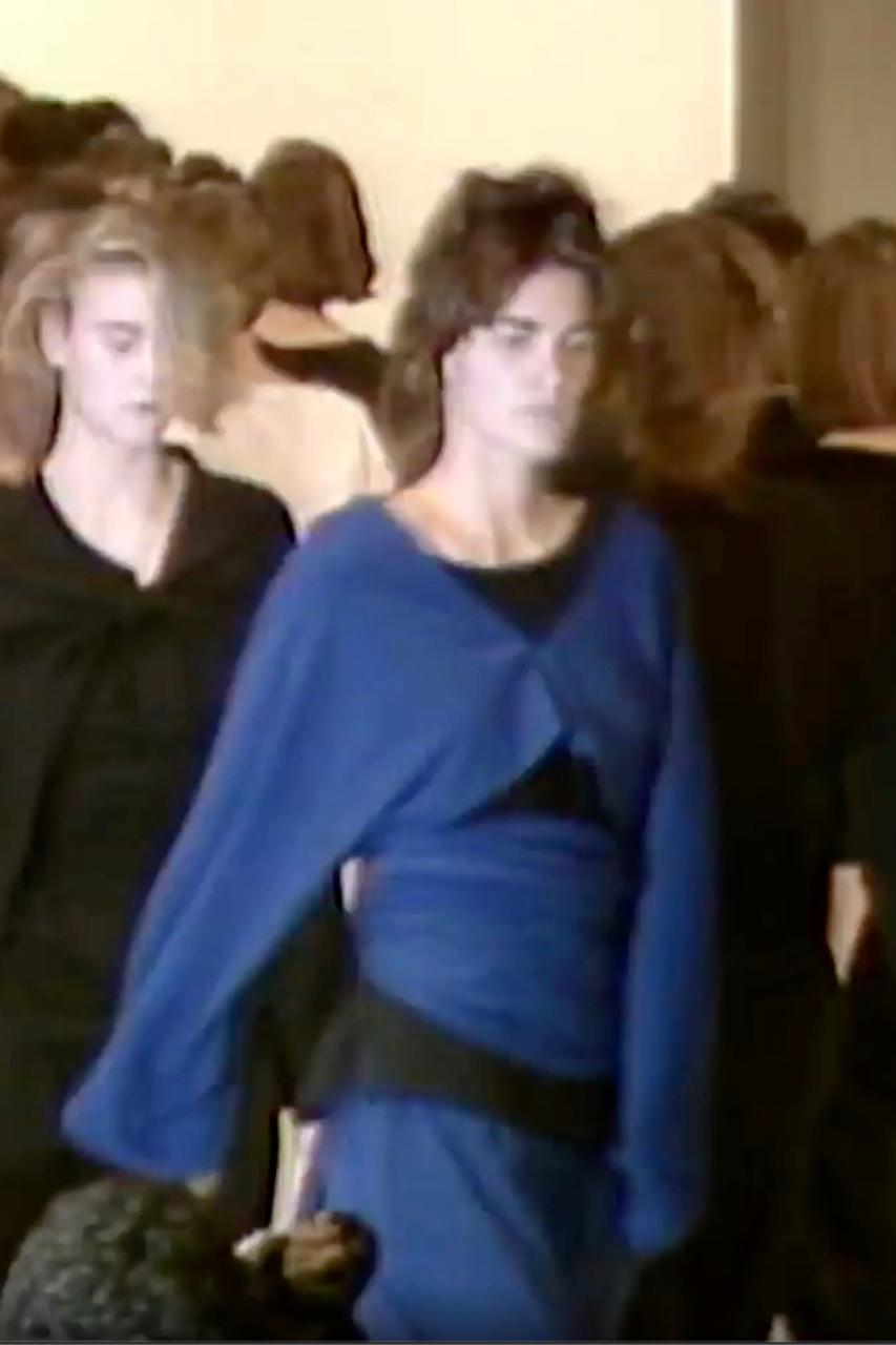 - Automne / Hiver 1983 Collection Comme des Garçons défilé de Rei Kawakubo

- Vendu par Mae Vintage By 

- Top en laine marine à manches longues exagérées

- Can peut être porté dans les deux sens, comme vu sur le défilé ou sur notre modèle.