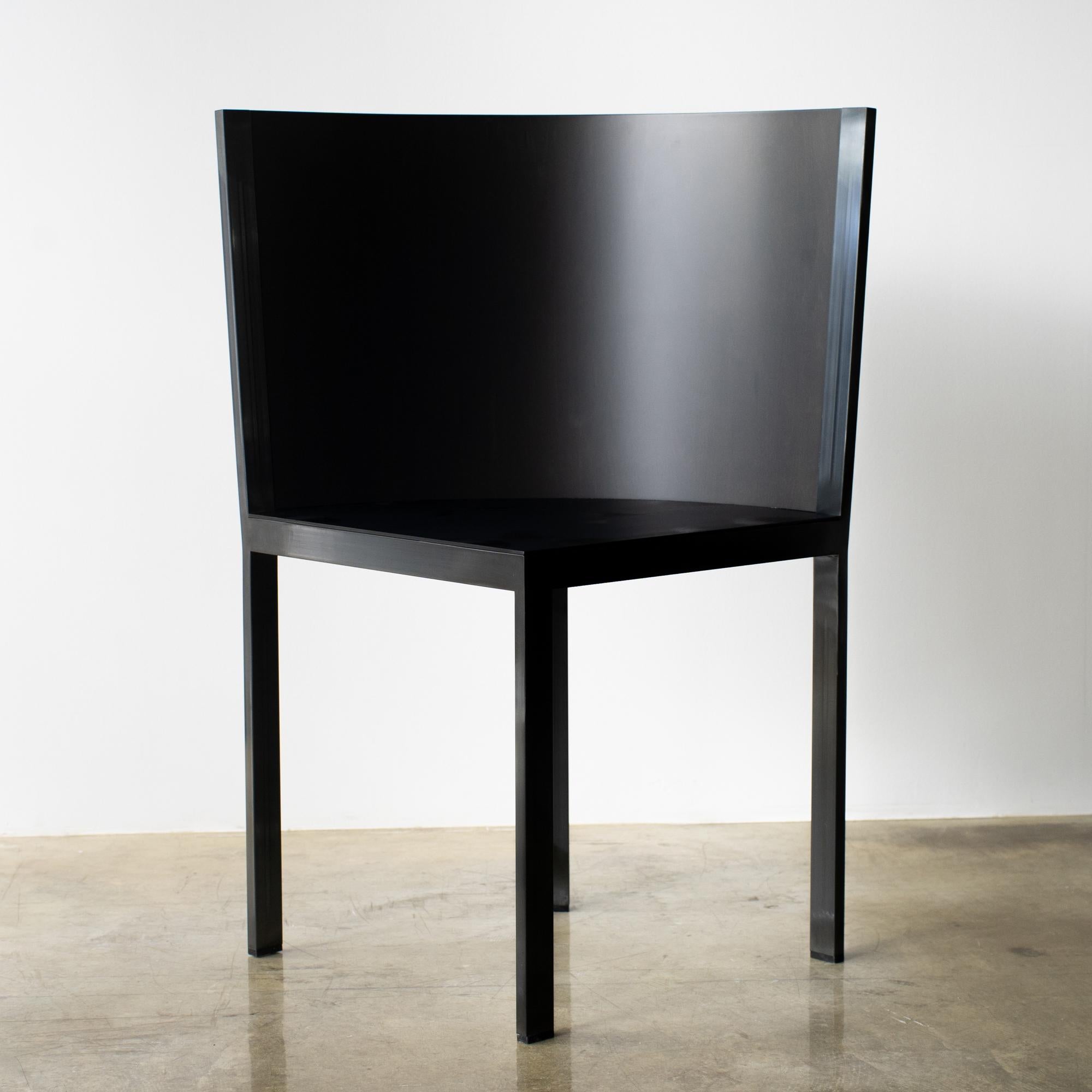 Silla Comme des Garçons nº 13.
Icónica silla CDG diseñada por Rei Kawakubo en los años 80. Esta pieza es el modelo negro especial de 2021 para el evento especial de Comme des Garcons. Sólo se vende bajo pedido en el evento. De acero negro y madera