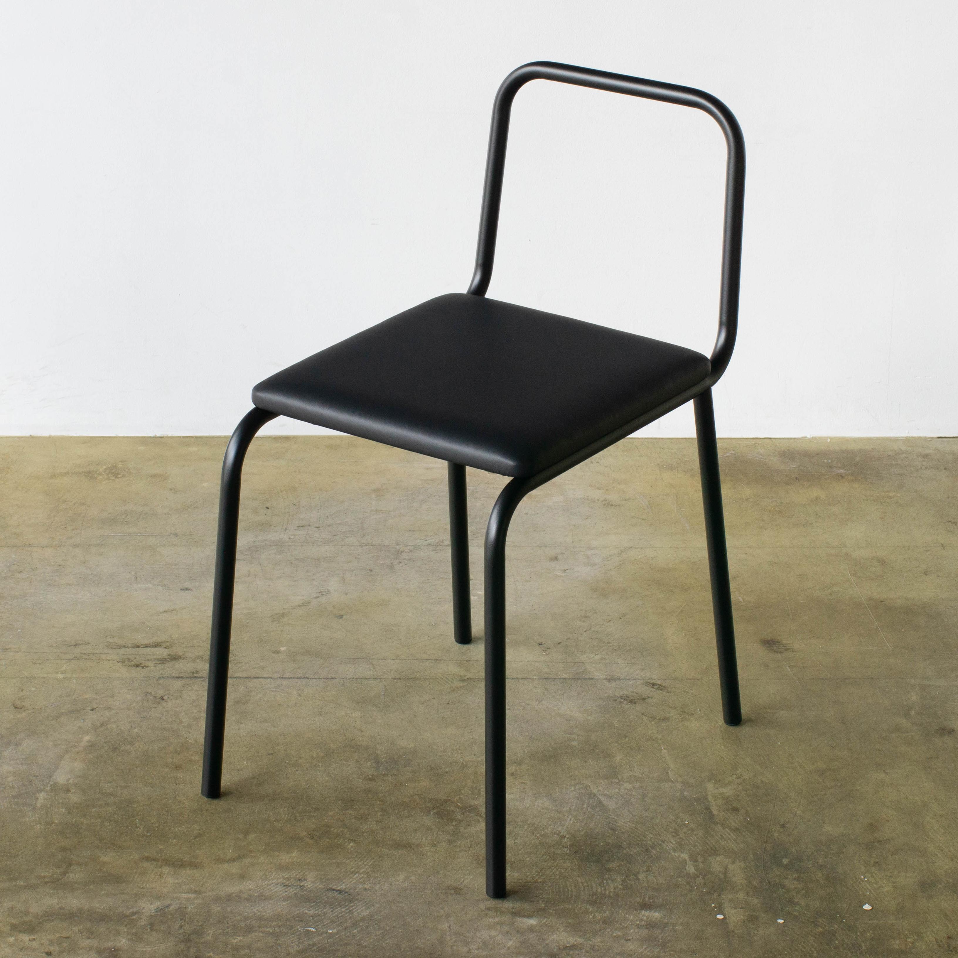 Chaise Comme des garçons no.7.
Chaise iconique de la CDG conçue par Rei Kawakubo dans les années 80. Ce modèle noir est produit en 2019 pour l'événement spécial de Comme des Garcons. 

Condit n'a jamais été utilisé, excellent.  
