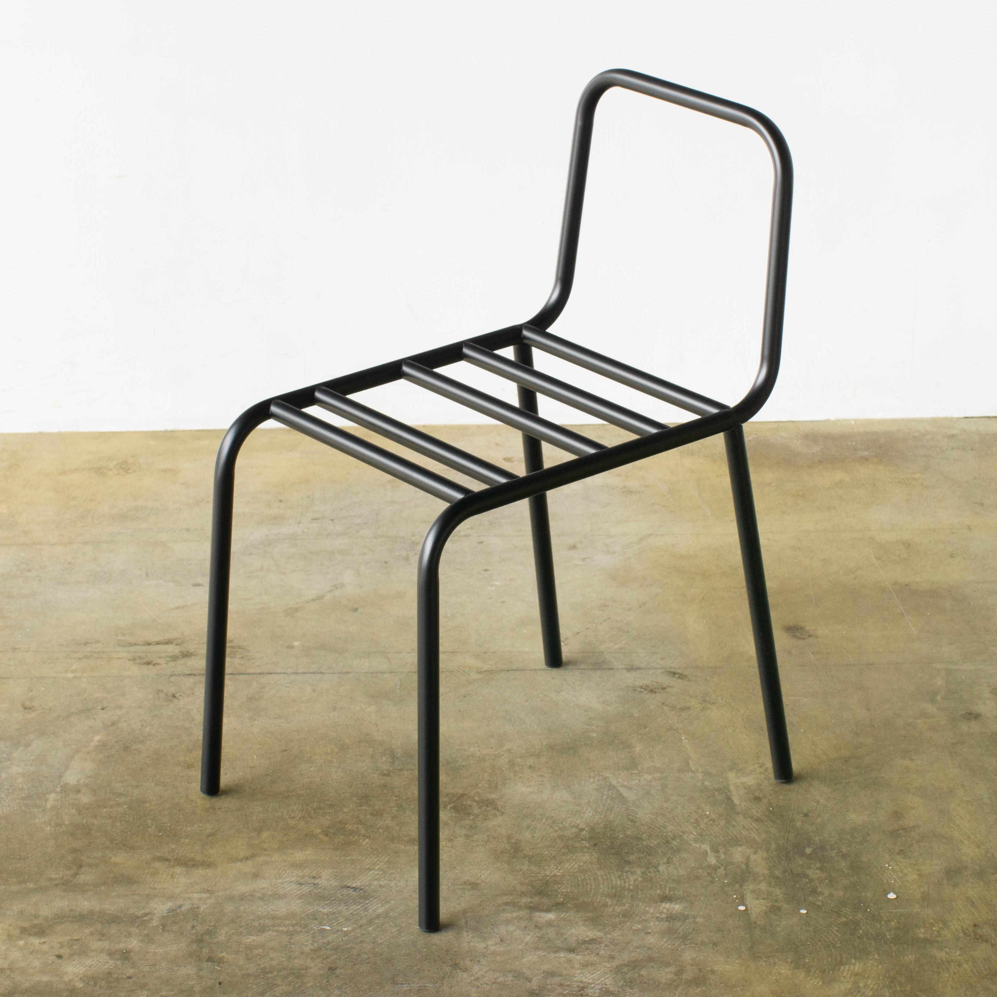 Chaise Comme des garçons no.8.
Chaise iconique de la CDG conçue par Rei Kawakubo dans les années 80. Ce modèle noir est produit en 2019 pour l'événement spécial de Comme des Garcons. 

Condit n'a jamais été utilisé, excellent.  
