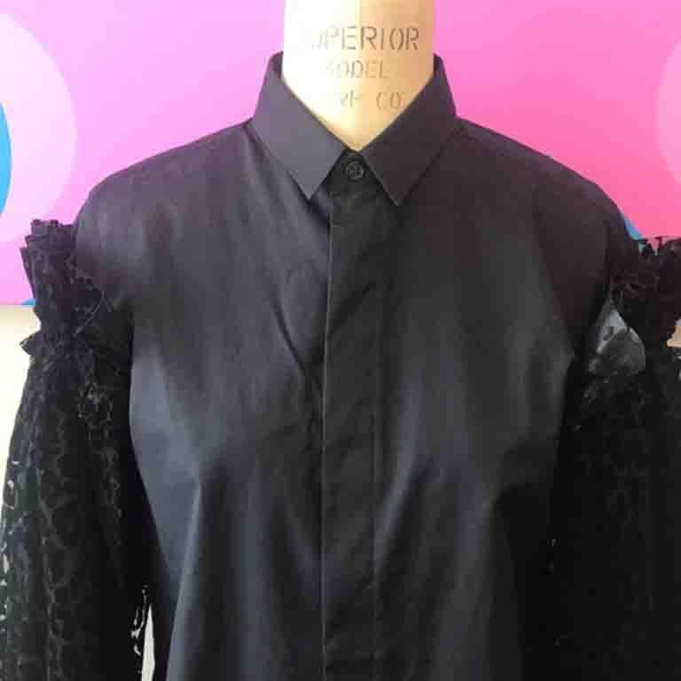 This amazing crisp black cotton top with lace sleeve overlay is from the Comme des Garcons x Noir Kei Kinomiya Collection! This limited edition piece is a great one to own for fans of both brands.
Size S
Across chest - 18 1/2 inches
Across waist -