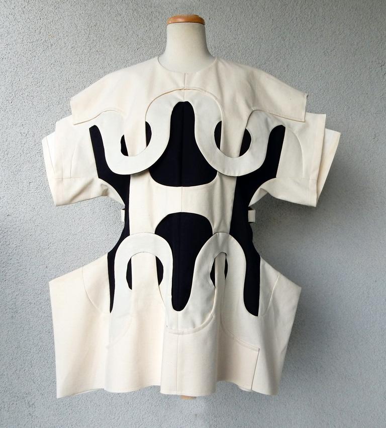 Gris Comme des Garçons - Robe à maillons aérodynamique surdimensionnée, issue d'un défilé, neuve avec étiquettes, 2014   en vente