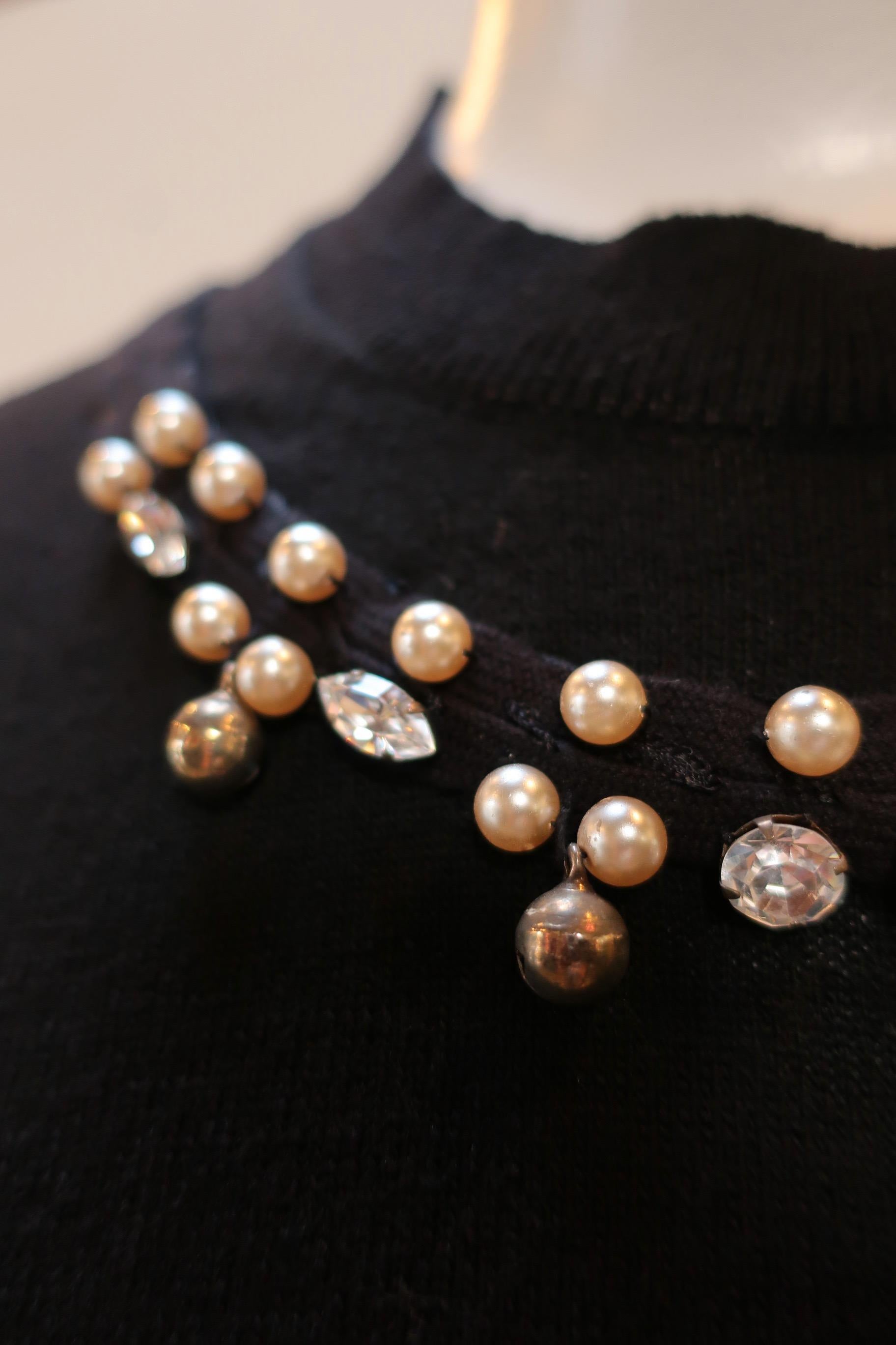 Comme des Garçons - Pull noir à col rond orné de perles et de cristaux en vente 4