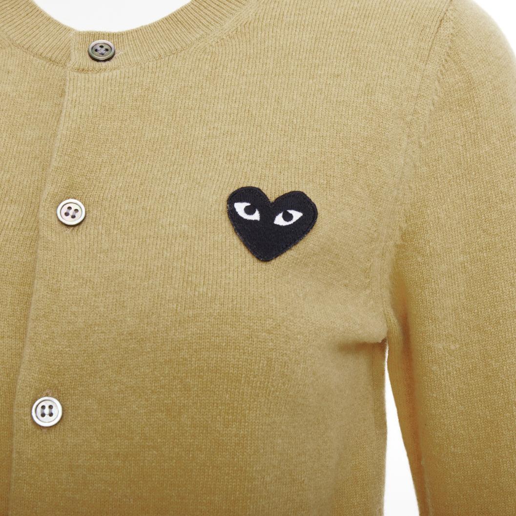 COMME DES GARCONS PLAY 2008 Blackwappen cardigan en laine beige et cœur noir S
Référence : ECLO/A00203
Marque : Comme Des Garcons
Collectional : Jouer
MATERIAL : Laine
Couleur : Noir, Nude
Motif : Dessin animé
Fermeture : bouton
Fabriqué au :