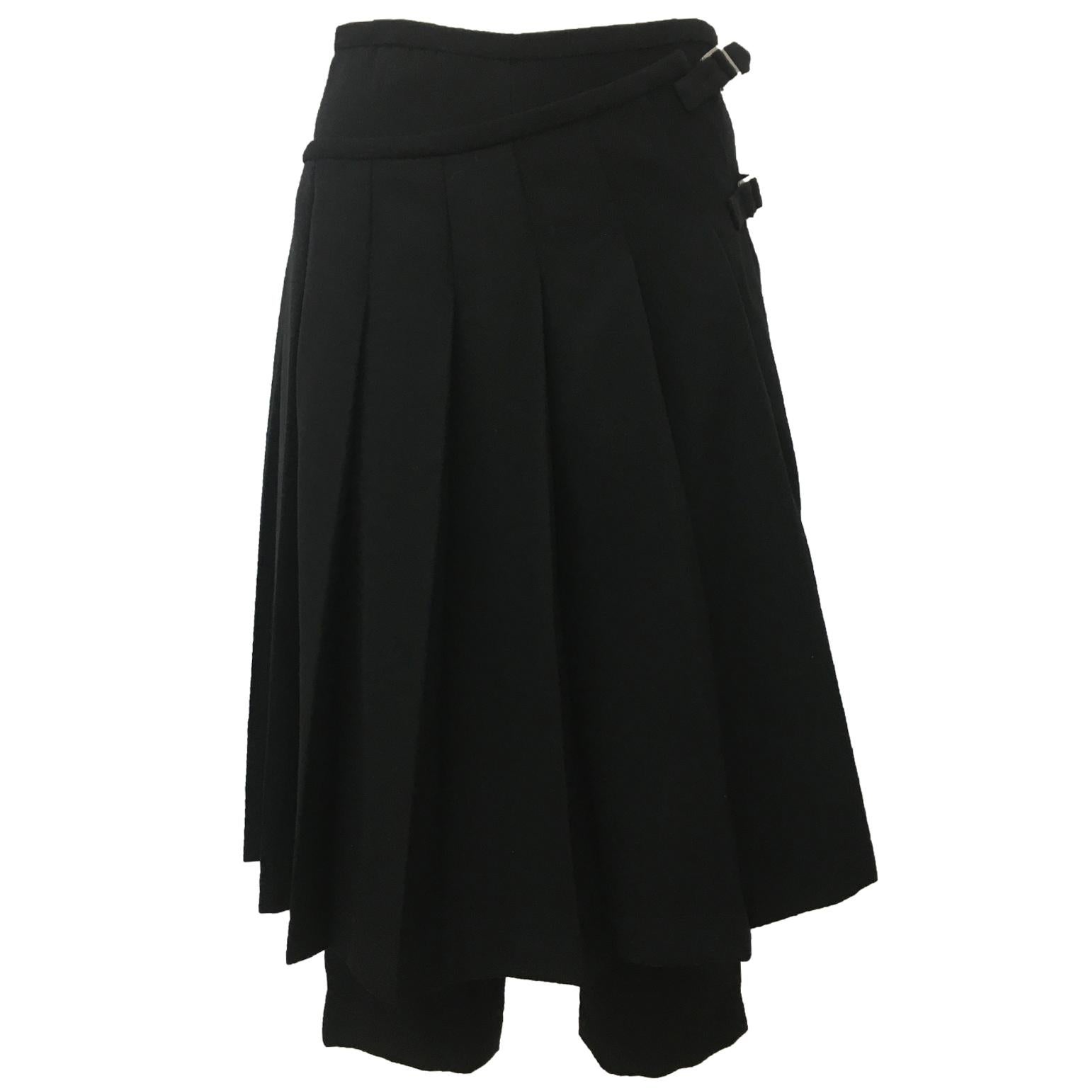 Comme des Garcons robe de chambre line trouser with adjustable strap wrap skirt AD 1998.
Measurements : 
Waist : circa 70 cm
Side length trouser : 76 cm