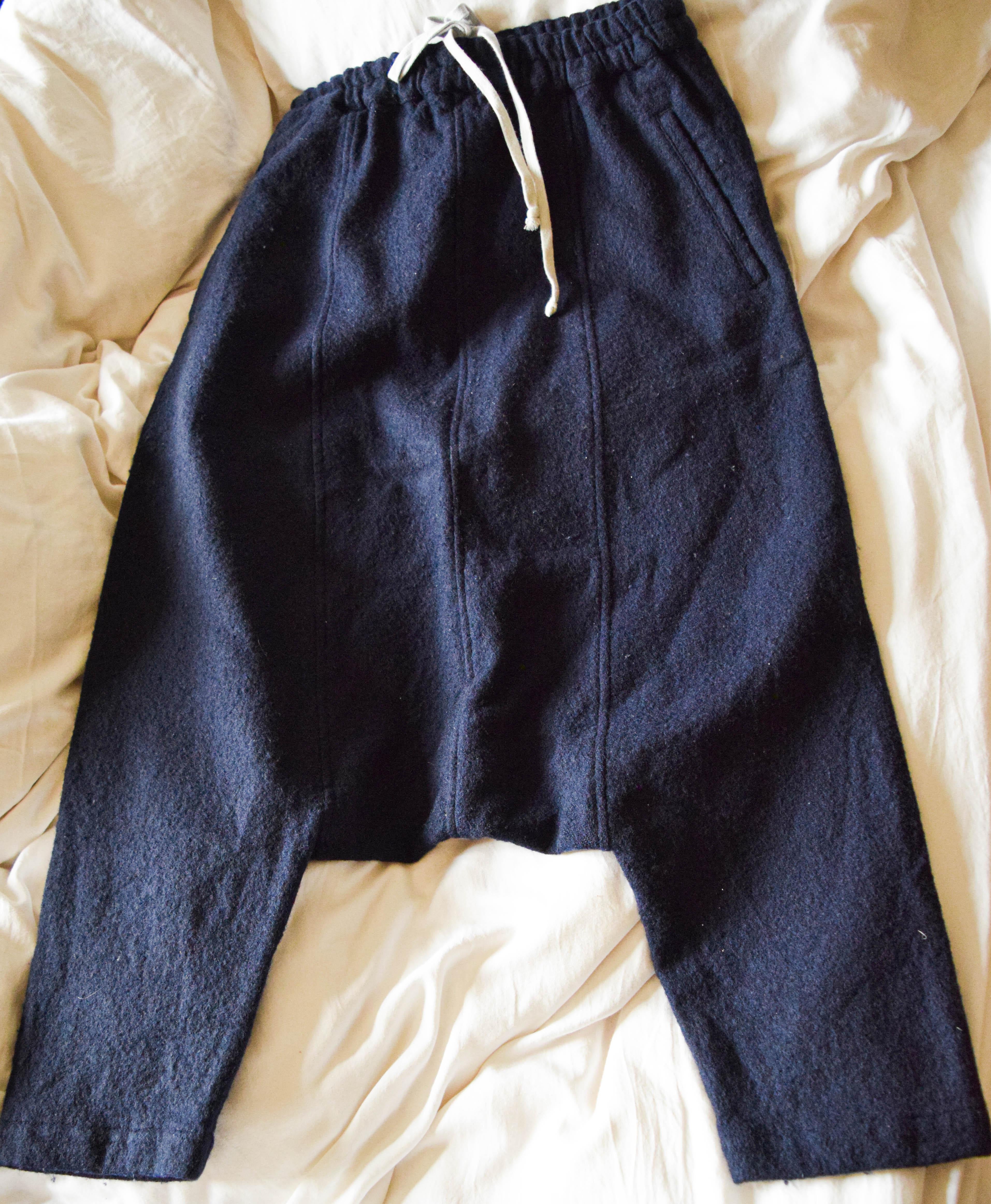 Pantaloni da donna in pura lana di Comme des Garcons.
Nero
2 tasche anteriori 
2 tasche posteriori, pantaloni con cordoncino 
taglia Piccola  %100 lana 
Prodotto in Francia.
Il casco è elasticizzato e può essere stretto se necessario.
Ottime