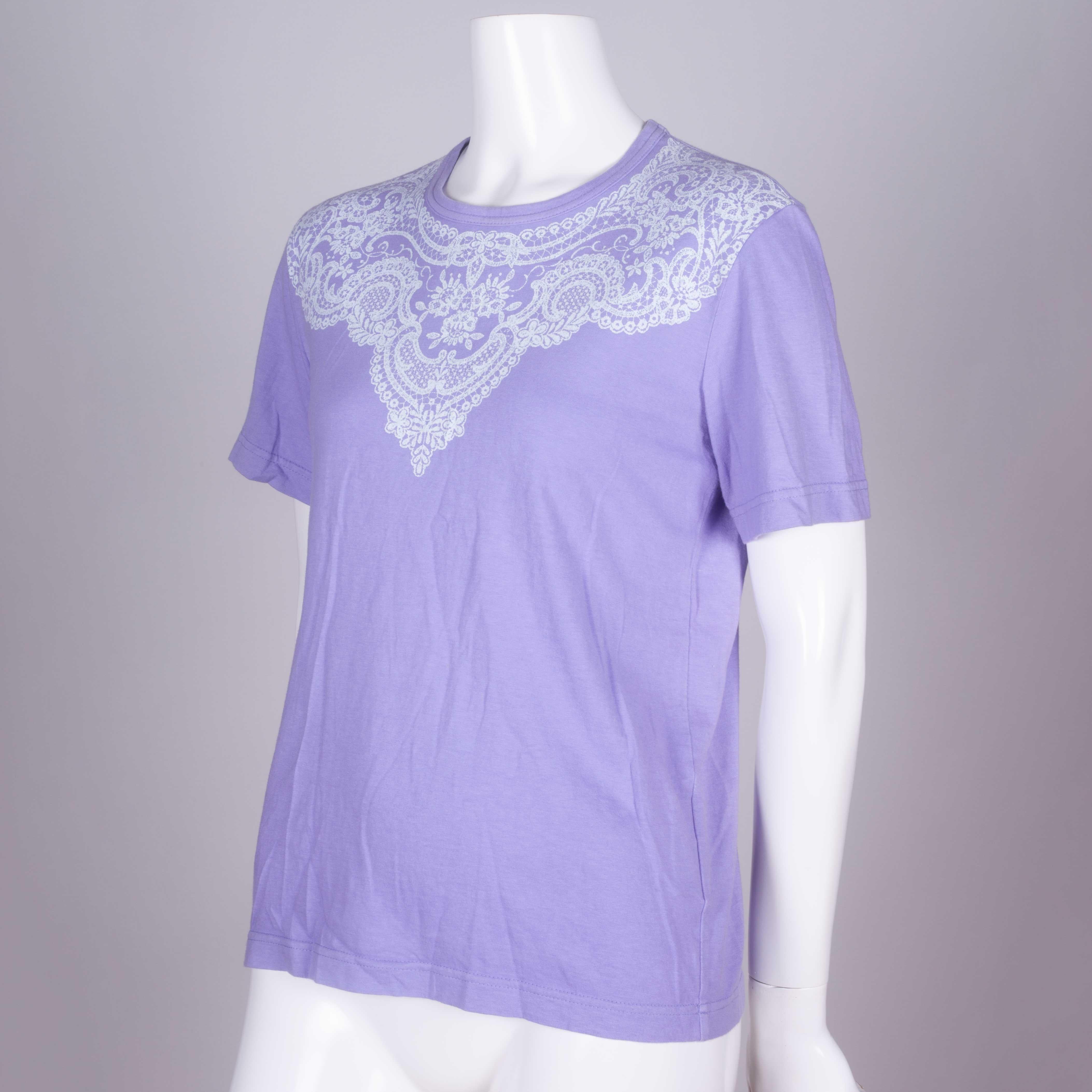 Comme des Garçons 2006 purple short sleeve t-shirt from Japan with lace motif around collar. Dainty lace screen print adds a soft organic embellishment to this casual, everyday tee in lilac color. 

YEAR: 2006
MARKED SIZE: No size marked
FIT: