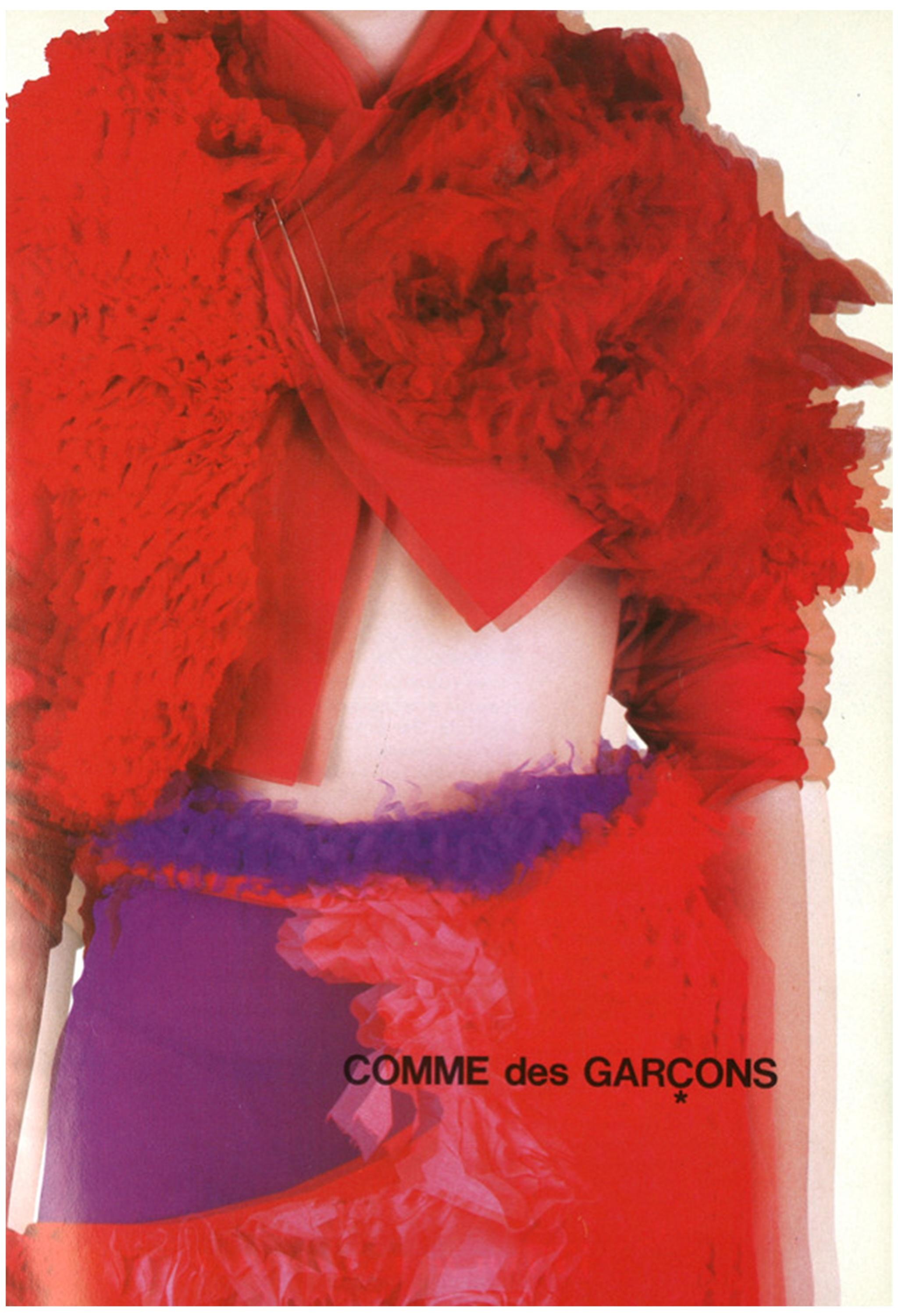 Resurrection Vintage a le plaisir de vous proposer une veste boléro vintage Comme des Garçons de couleur rouge avec des volants de couleur rouge, un col et une patte de boutonnage en polyéthylène, et une longueur courte. Voir ci-dessous les photos