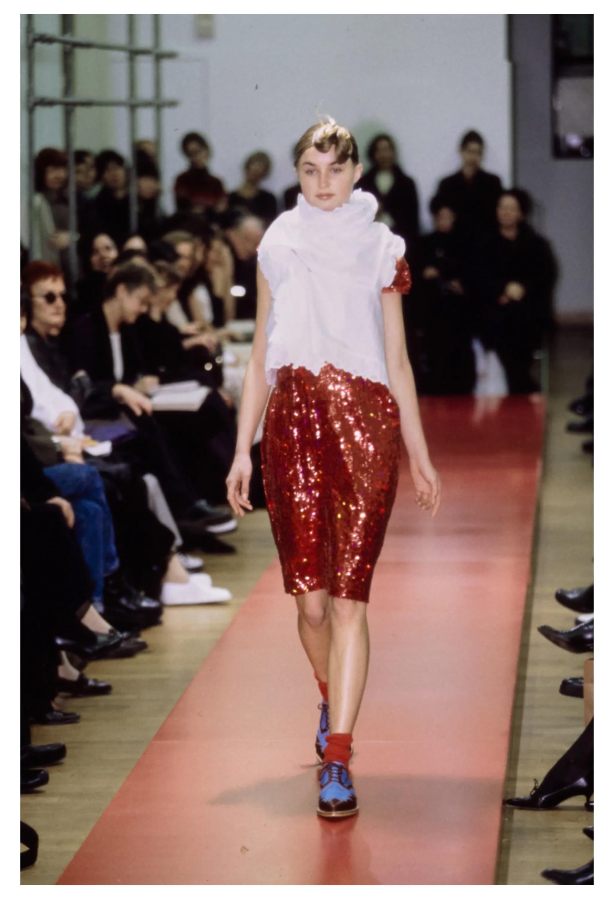 Resurrection Vintage a le plaisir de vous proposer une robe de cocktail vintage à paillettes rouges Comme des Garçons avec un décolleté en V, des manches et un ourlet asymétriques, un corps facile à porter et une longueur en dessous du