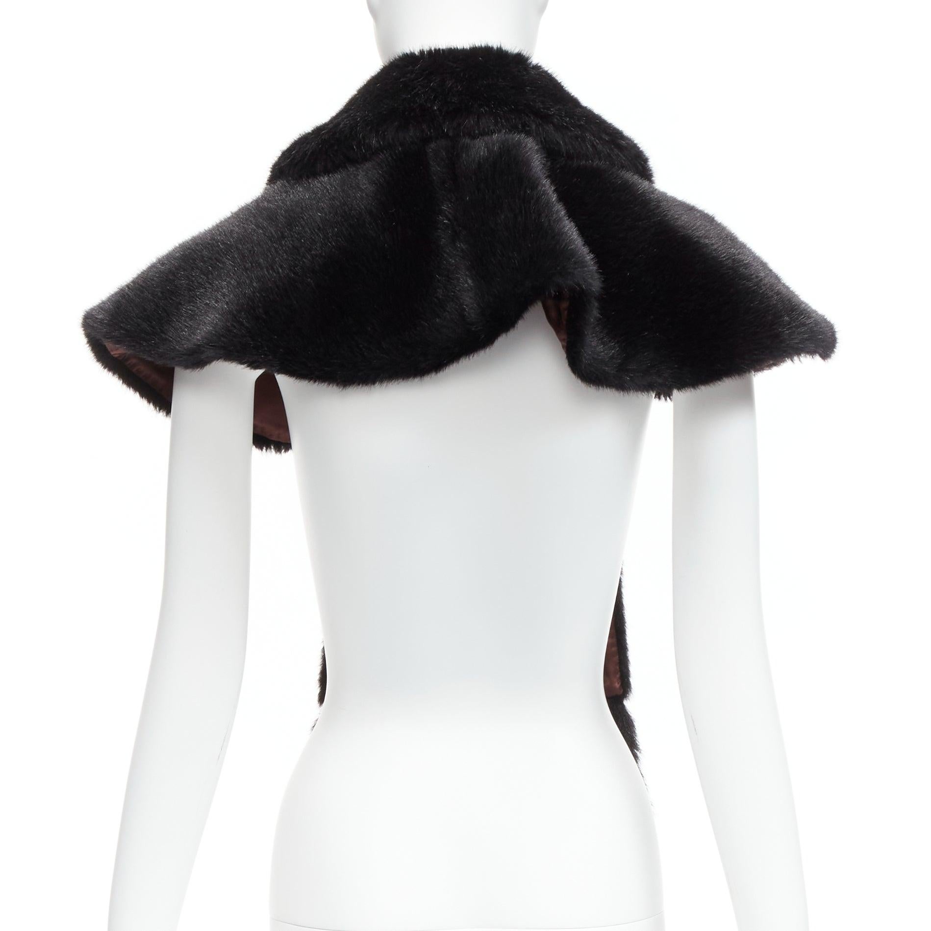 COMME DES GARCONS Robe De Chambre Echarpe capelet en fausse fourrure noire vintage Peter Pan
Référence : TGAS/D00464
Marque : Comme Des Garcons
Designer : Rei Kawakubo
Collectional : Robe De Chambre
MATERIAL : Fausse fourrure
Couleur : Noir
Motif :