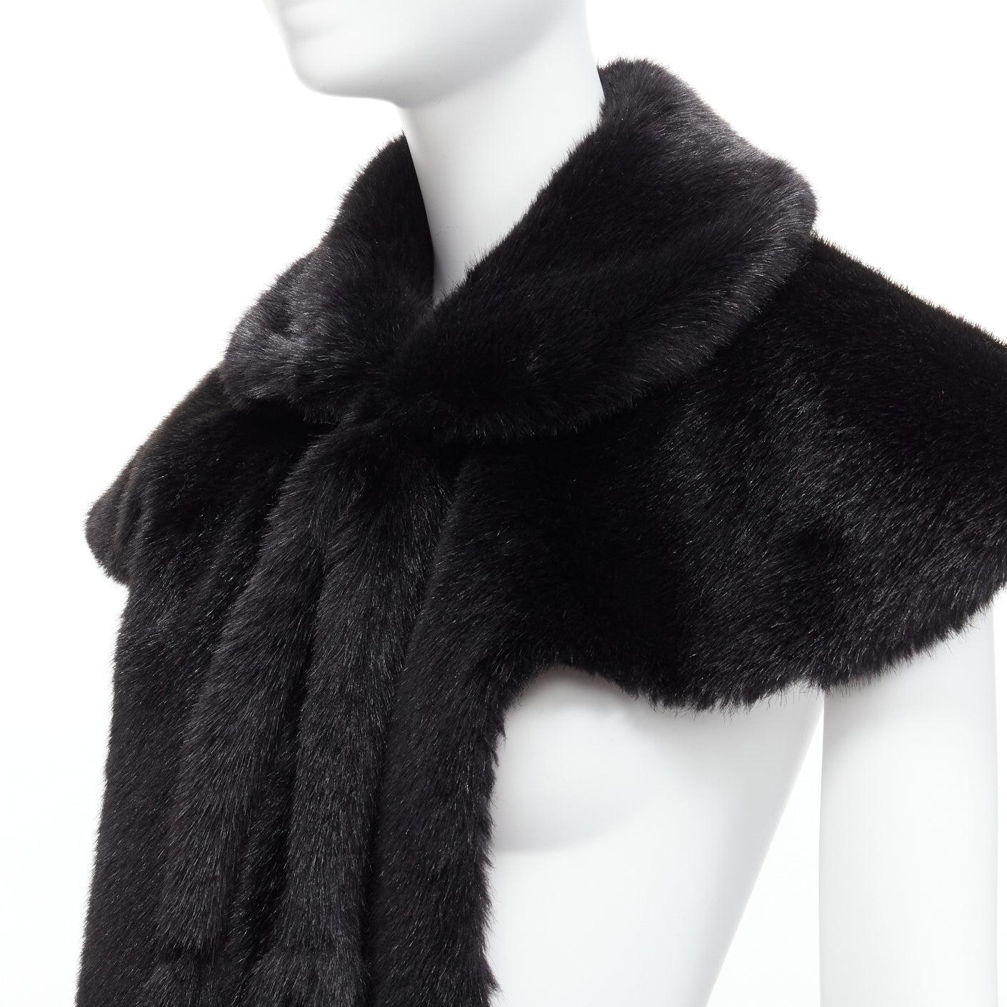 COMME DES GARCONS Robe De Chambre Echarpe capelet en fausse fourrure noire vintage Peter Pan en vente 2