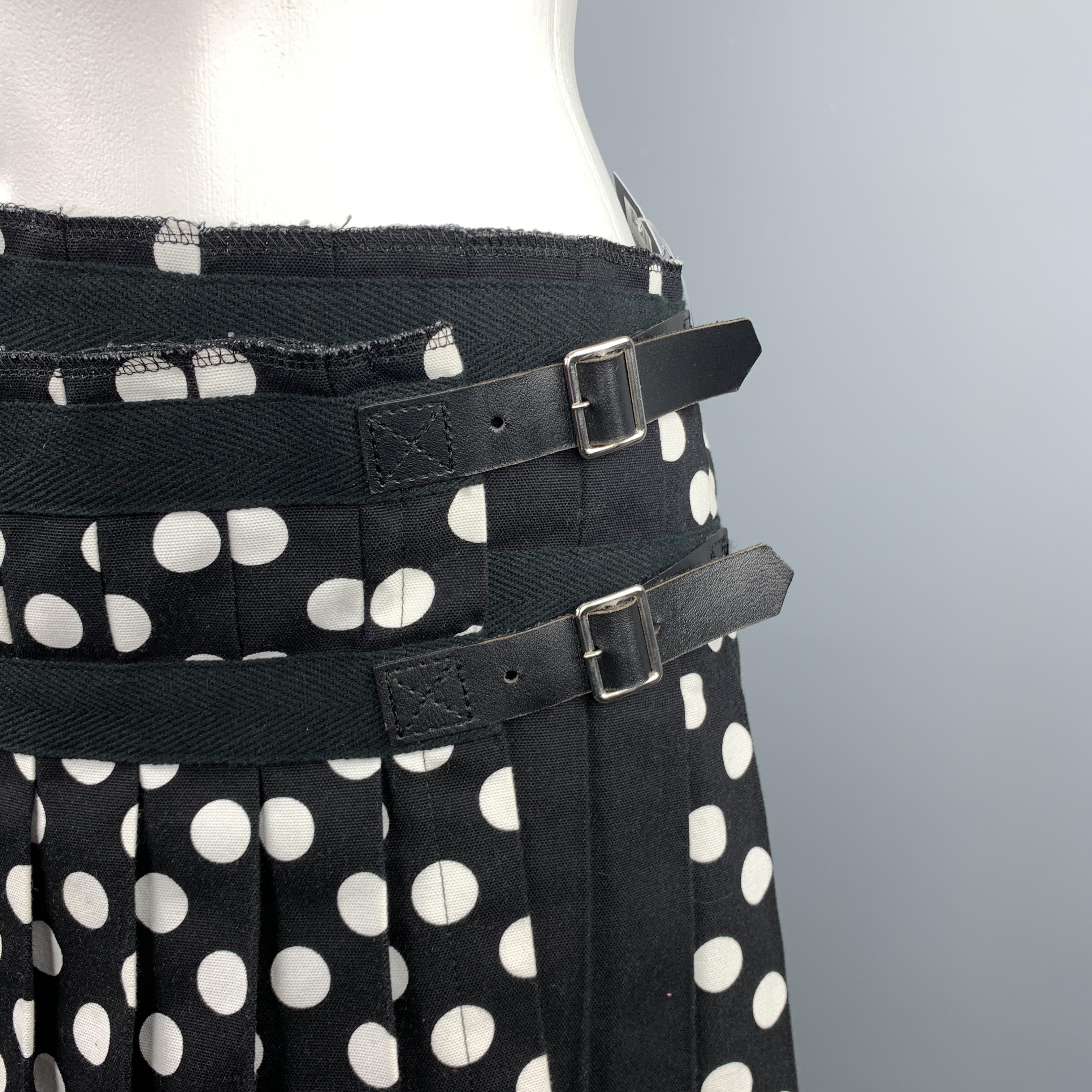 COMME des GARCONS TRICOT slouch kilt skirt comes in black and white polka dot print panel canvas with box pleating throughout and wrapped double leather belt side closure. Made in Japan.

Excellent Pre-Owned Condition.
Marked: (no