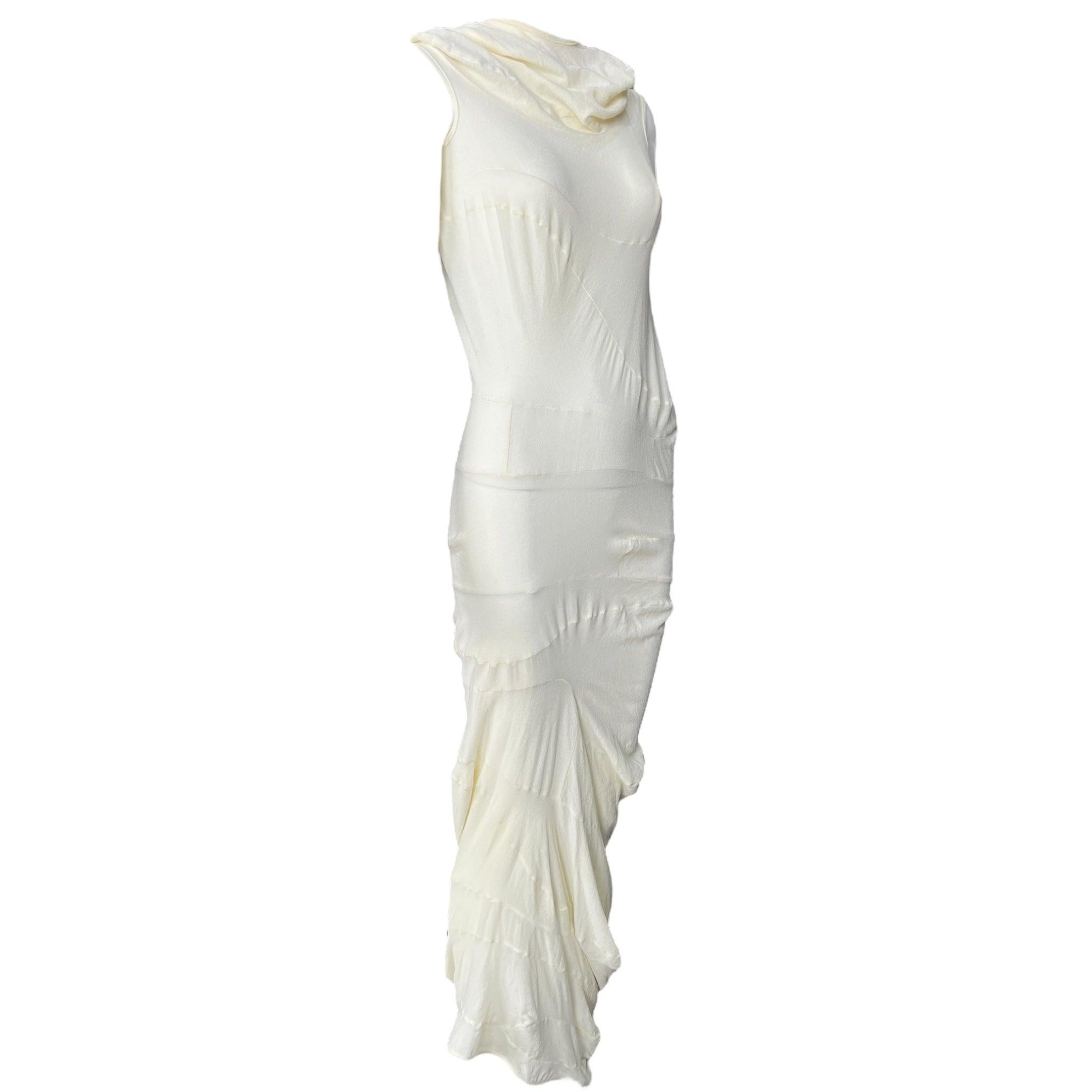Rei Kawakubo für Comme des Garcons Frühjahr 1997 Elfenbeinfarbenes, körperbetontes Kleid. Die Kollektion mit dem Titel 