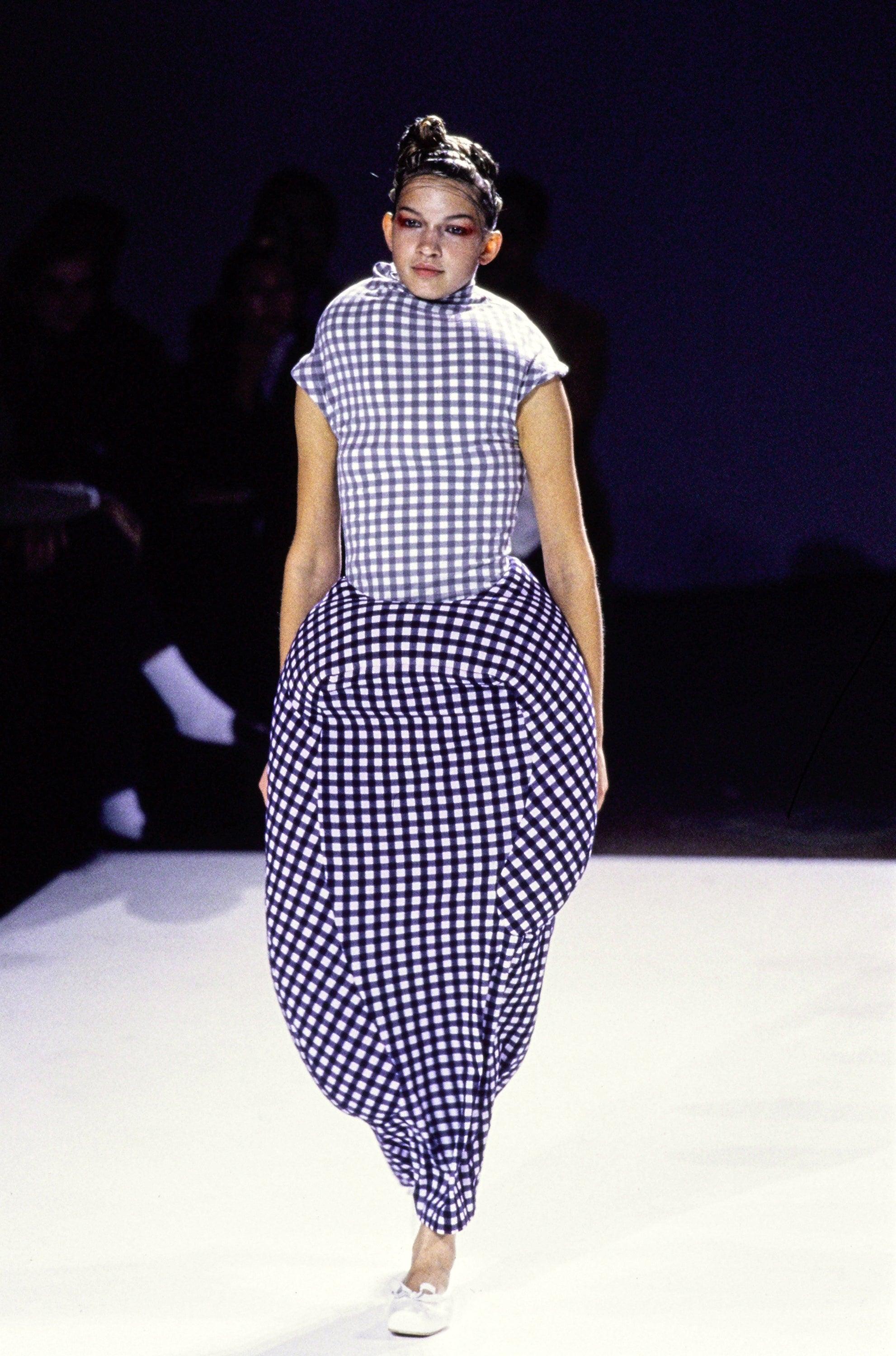 Rei Kawakubo für Comme des Garcons Robe de Chamber / Frühjahr 1997 Marineblaues Gingham-Kleid. Die Kollektion mit dem Titel 