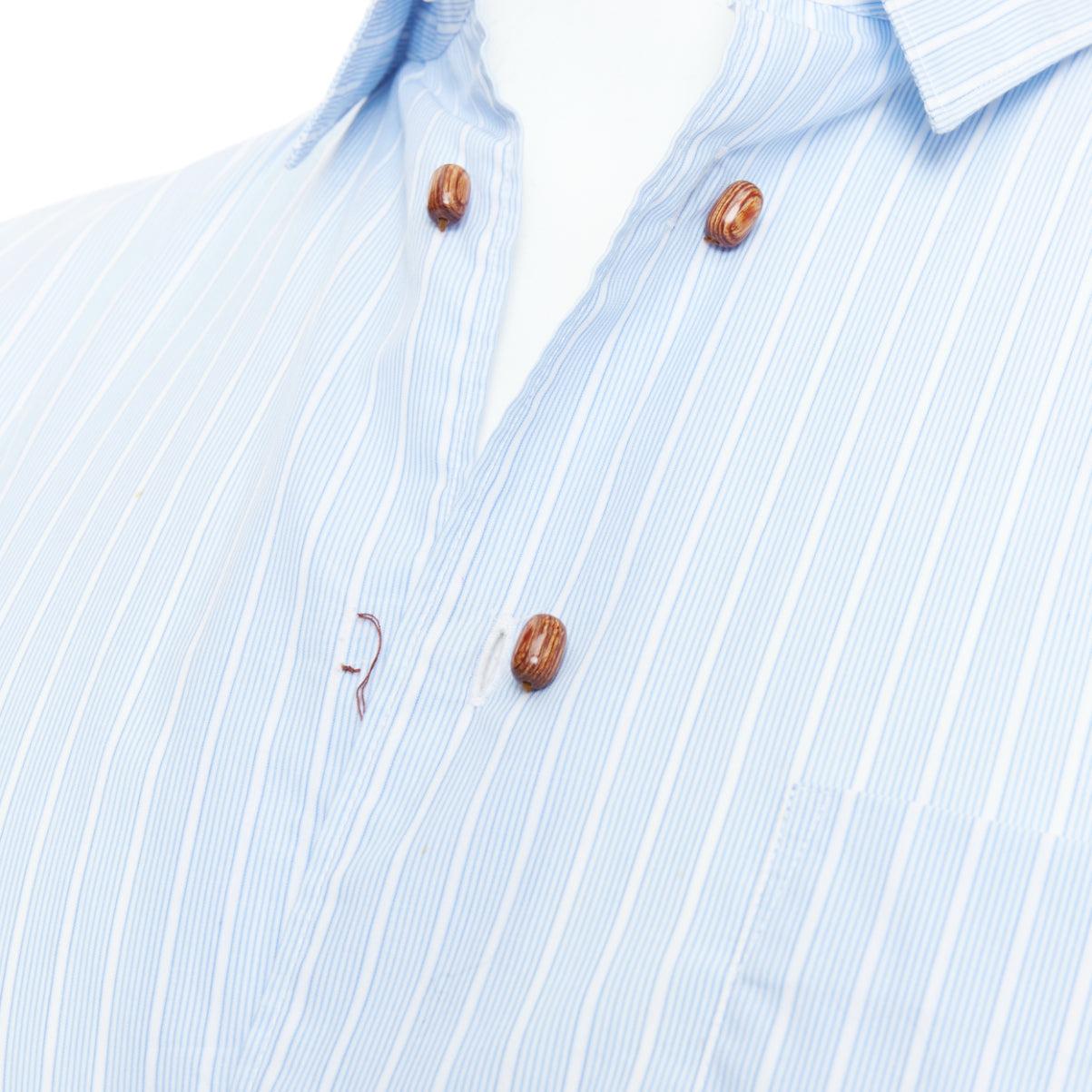 COMME DES GARCONS CAMICIA camicia a righe bianche e blu con bottoni a forma di fagiolo S.S. White
Riferimento: PRWU/A00156
Marchio: Comme Des Garcons
Collection'S: CAMICIA
Materiale: Cotone
Colore: blu, marrone
Modello: A righe
Chiusura: