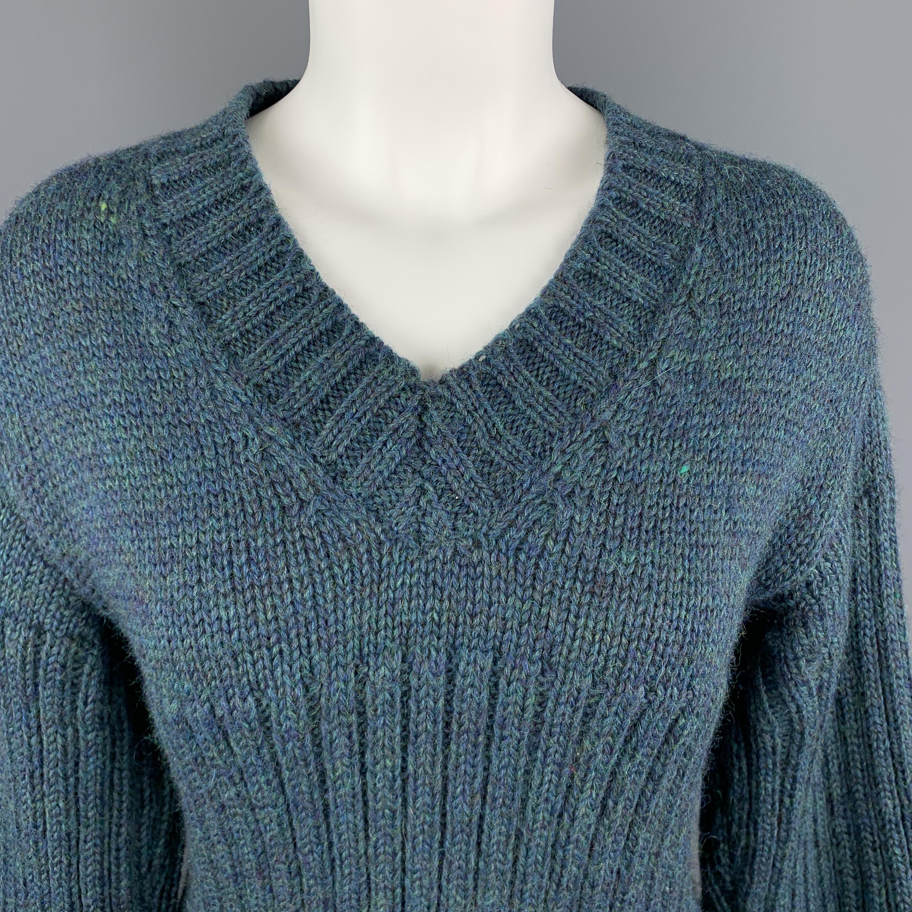 COMME des GARCONS SHIRT pullover sweater comes in heathered teal blue wool knit with a V neck, ribbed mid section. and grey whipstich hem. Made in Ireland.

Excellent Pre-Owned Condition.
Marked: S

Measurements:

Shoulder: 19 in.
Bust: 36