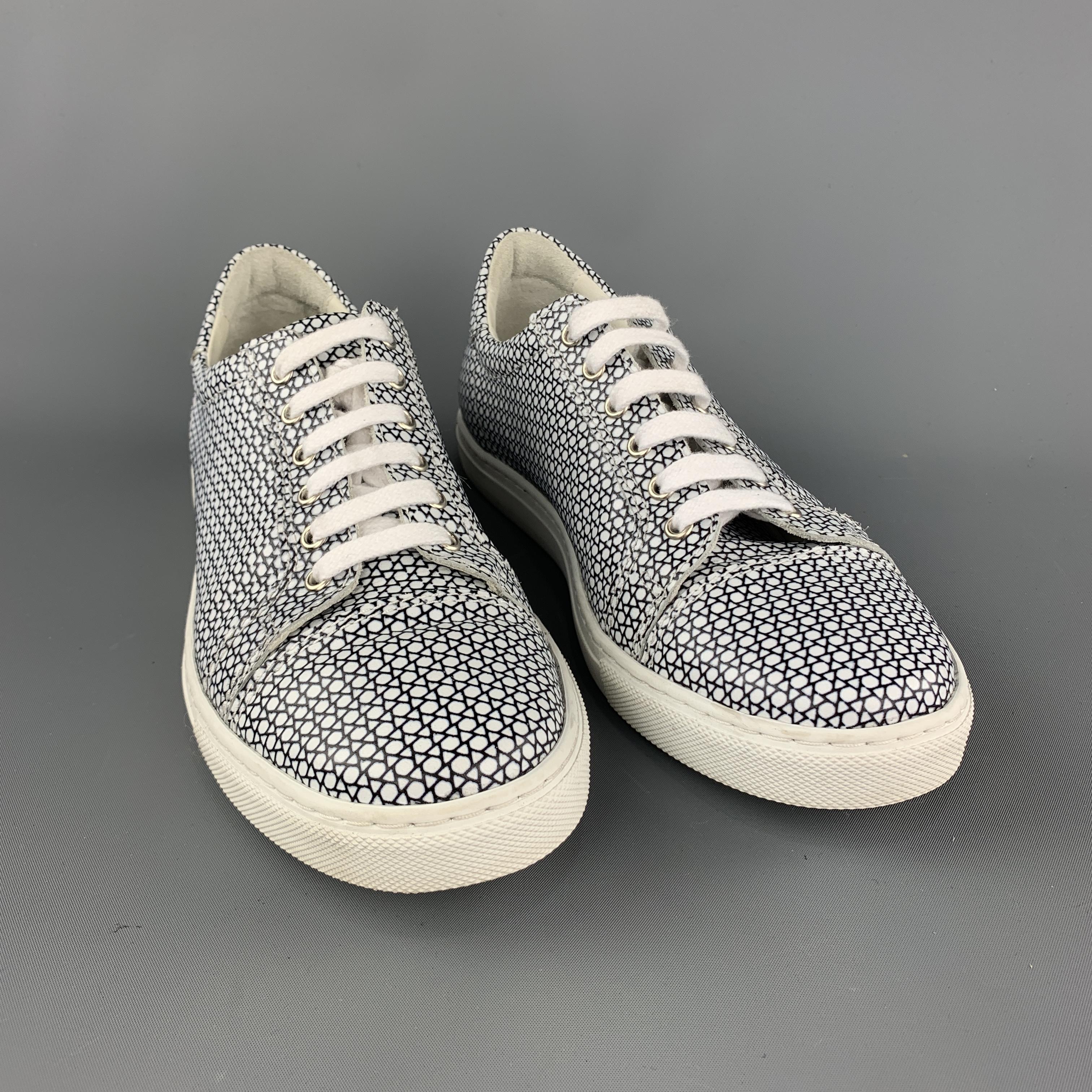 COMME des GARCONS SHIRT sneaker comes in a white and black print leather featuring a lace up style and a rubber sole.
 
Excellent Pre-Owned Condition.
Marked: 7.5
 
Measurements:
 
Outsole: 11.5 in x 4.25 in.
