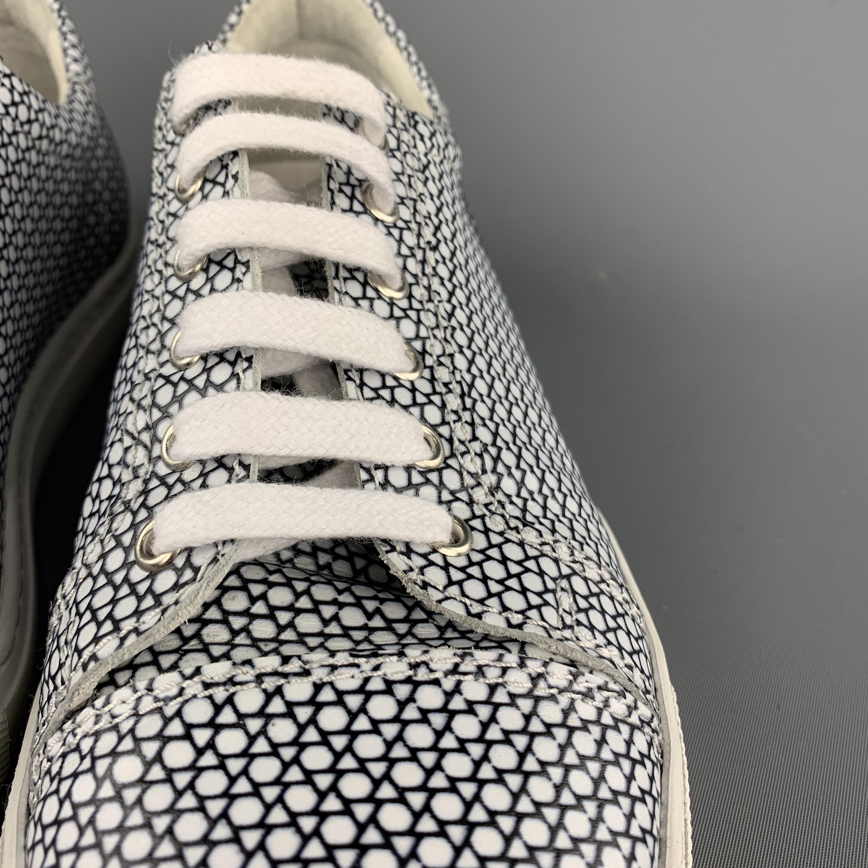 COMME des GARCONS SHIRT Size 8.5 White & Black Print Leather Lace Up Sneakers In Excellent Condition In San Francisco, CA